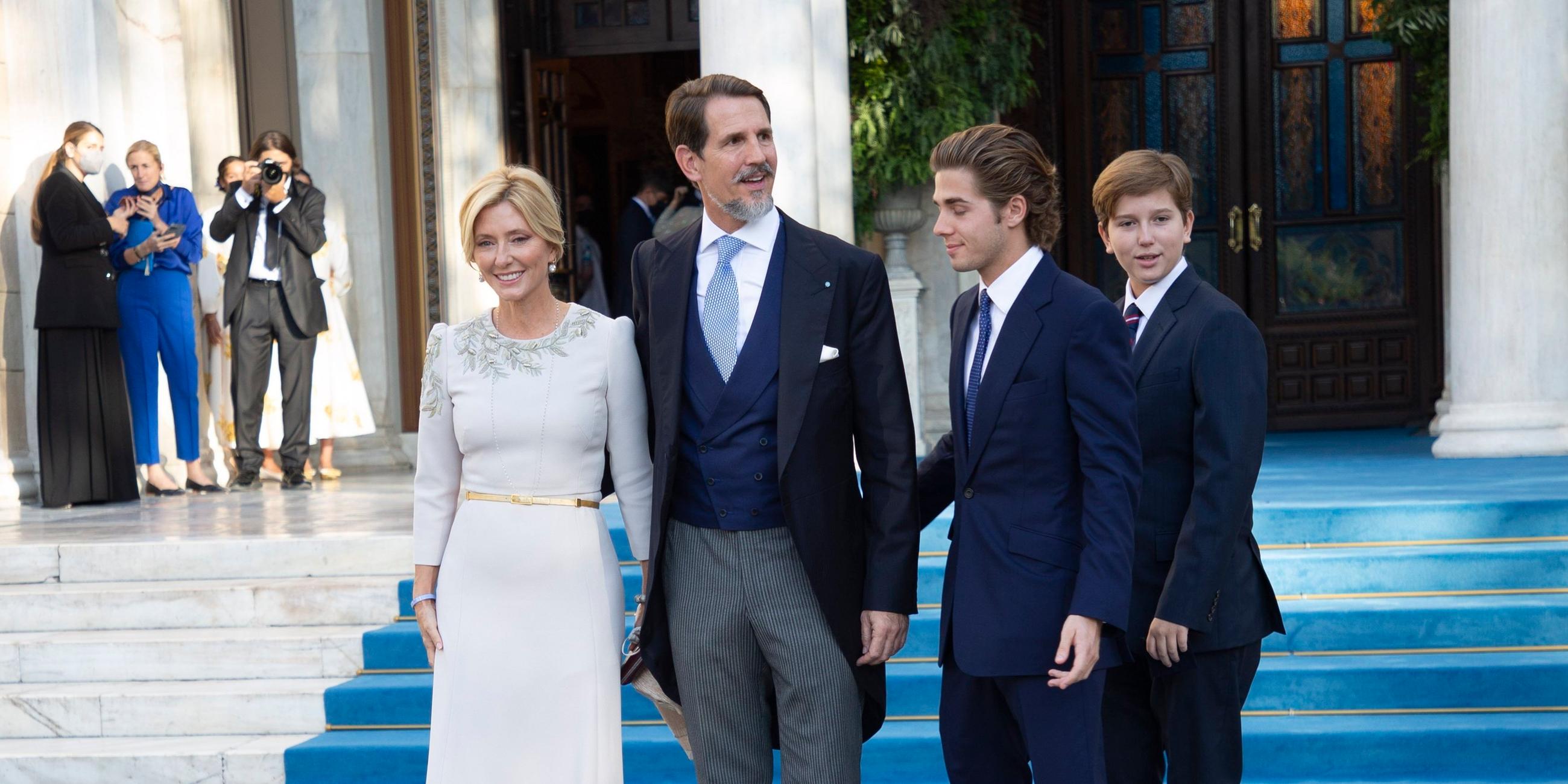 Griechenland, Athen: Kronprinz Pavlos (2.v.l), Bruder des Bräutigams, und seine Frau Marie-Chantal Miller (l), kommen zur Hochzeit von Prinz Philippos von Griechenland und Nina Flohr.