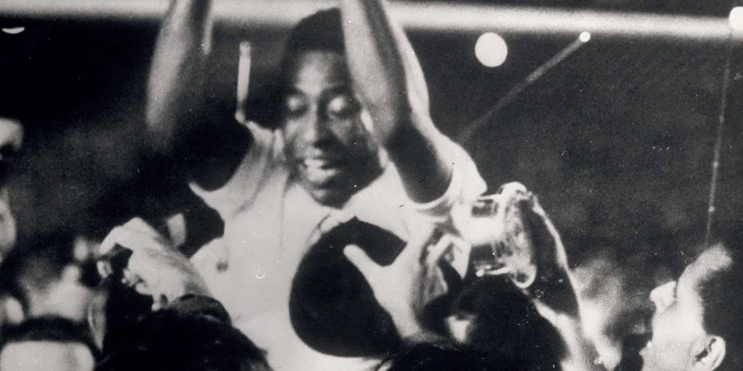 Das Foto zeigt die Szene, in der Pelé nach seinem 1000. Tor auf den Schultern getragen wird.