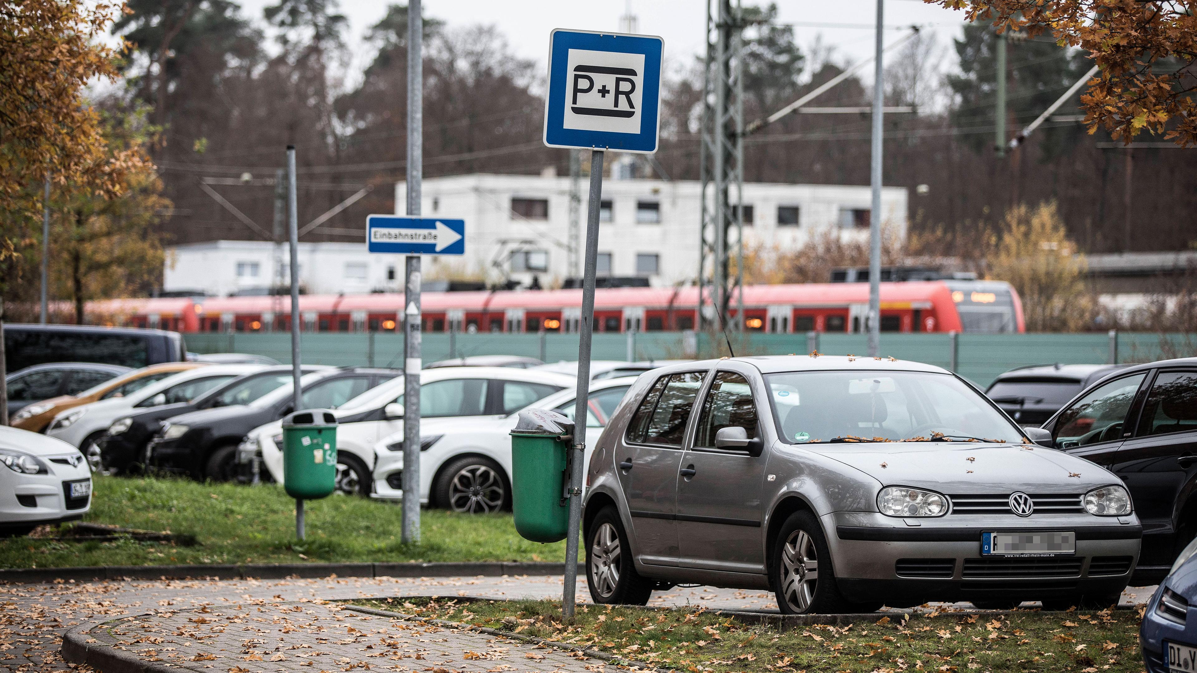 Archiv: Fahrzeuge von Pendlern stehen auf einem Parkplatz an der Ausfahrt der Autobahn A 81 bei Osterburken