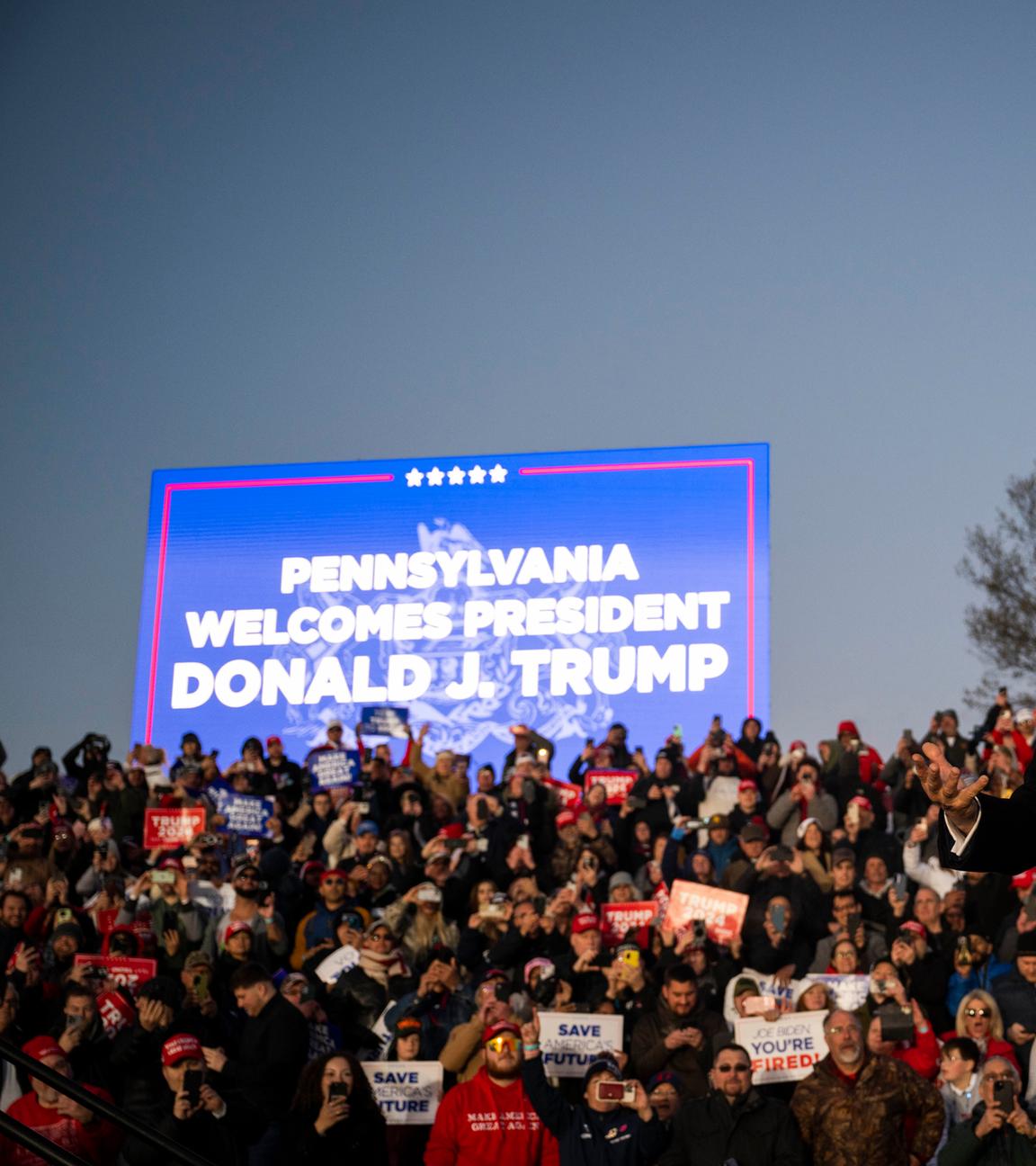 Donald Trump tritt bei einer Wahlkampfveranstaltung in Schnecksville, Pennsylvania, auf.