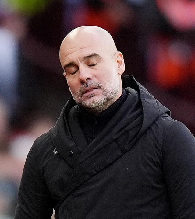 Aston Villa - Manchester City: Pep Guardiola, Trainer von Manchester City, reagiert an der Seitenlinie. 