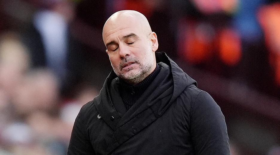 Aston Villa - Manchester City: Pep Guardiola, Trainer von Manchester City, reagiert an der Seitenlinie. 