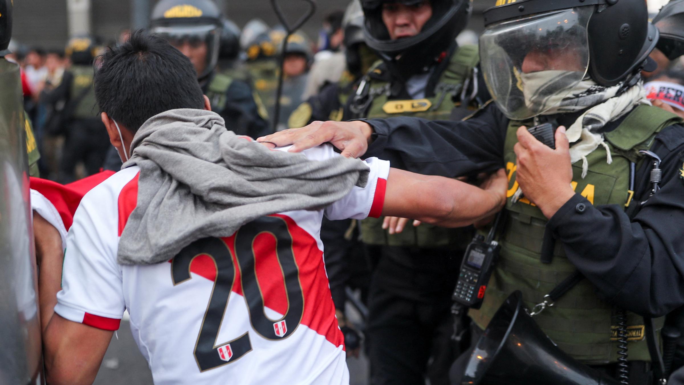 Demos Für Castillo Mehrere Tote Bei Protesten In Peru Zdfheute