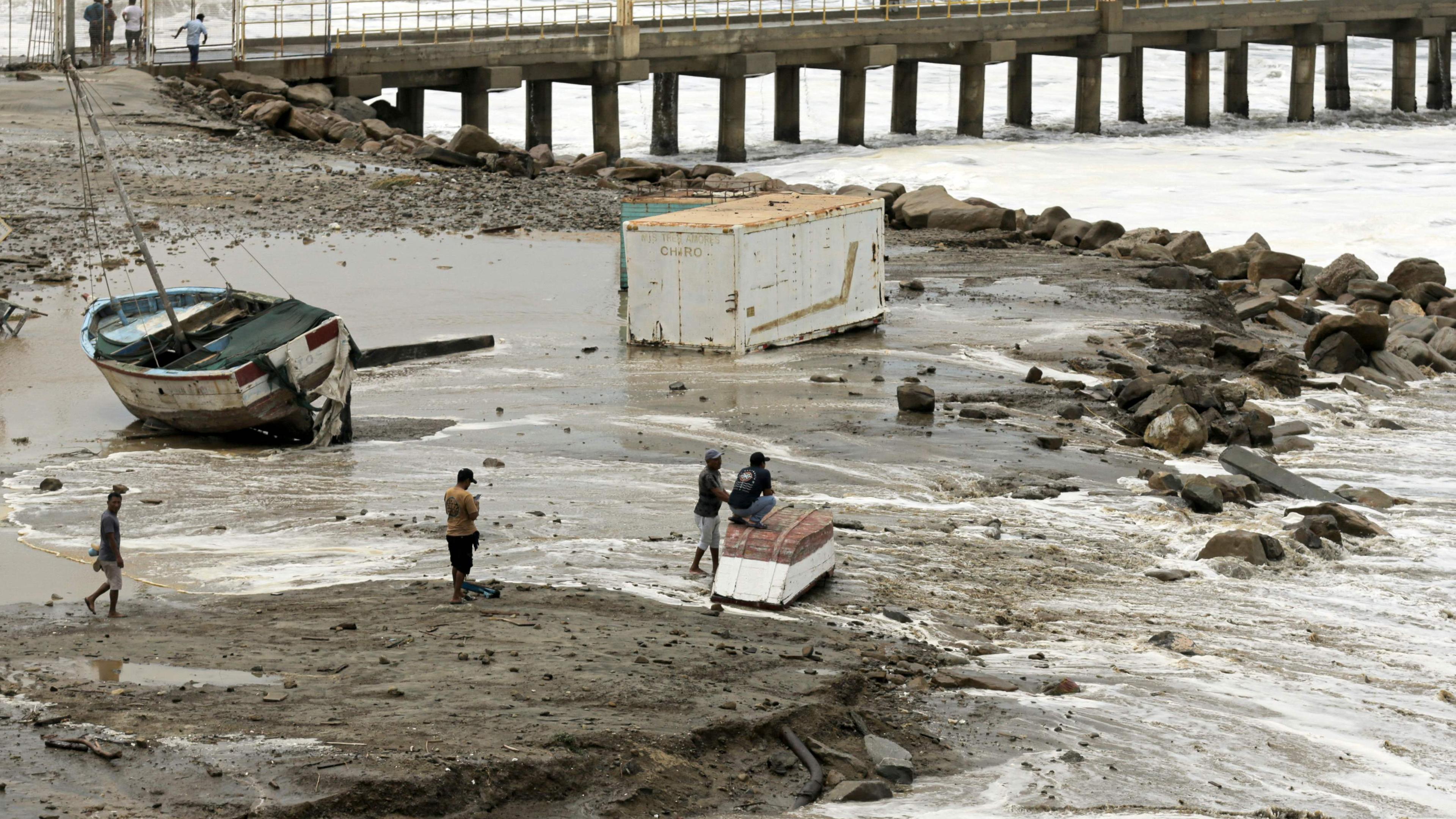 Peru, Lobitos, Provinz Talara: Gestrandete Fischerboote