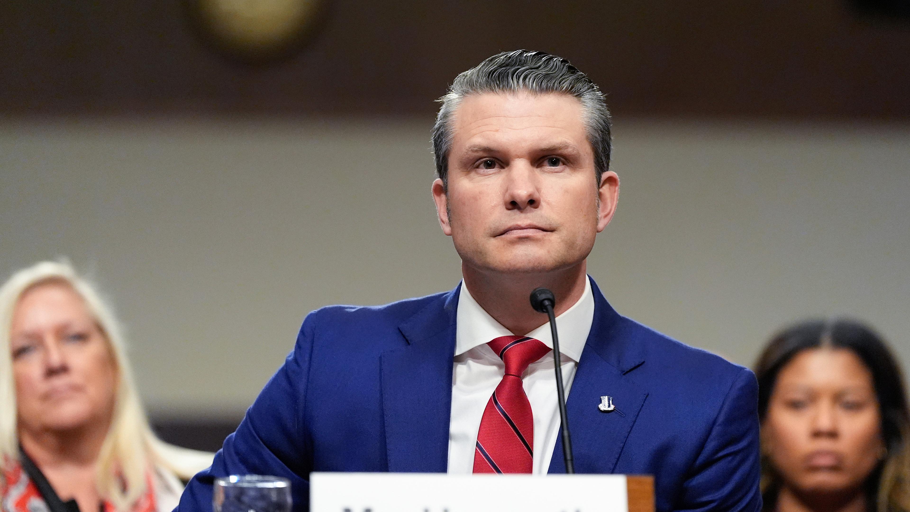 USA, Washington: Pete Hegseth, der von dem designierten US-Präsidenten Trump zum Verteidigungsminister gewählt wurde, erscheint vor dem Streitkräfteausschuss des Senats zu seiner Bestätigungsanhörung im Kapitol.