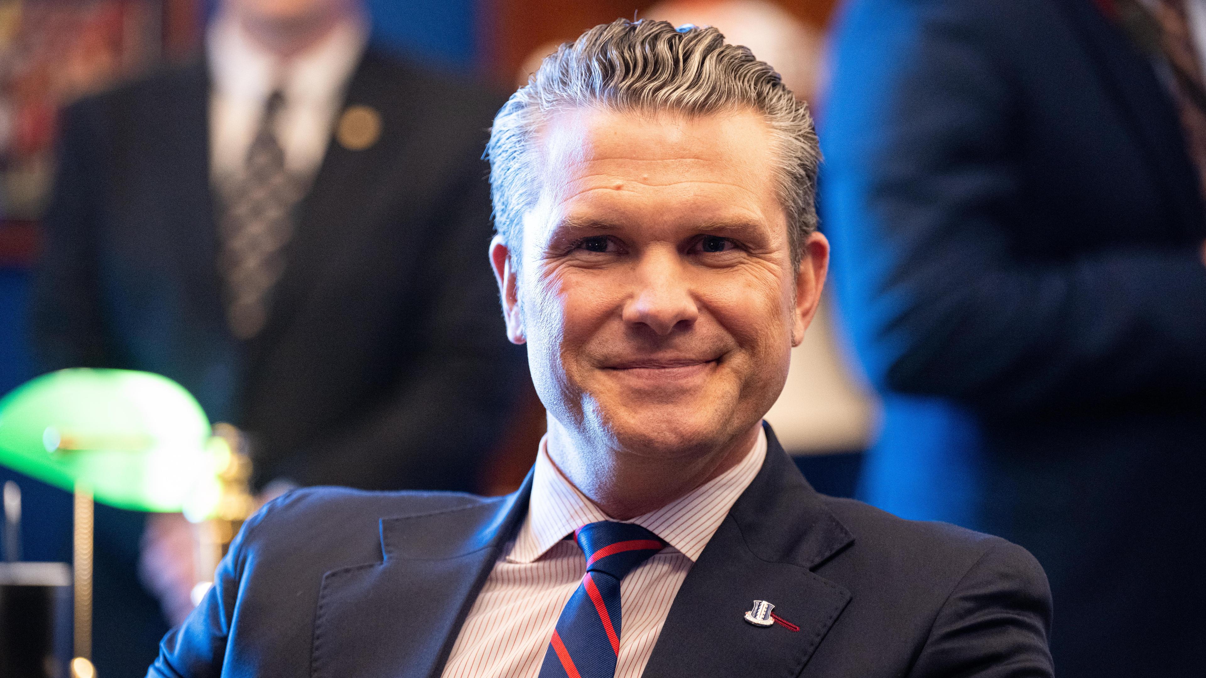 Der US-Senat hat den ehemaligen TV-Moderator Pete Hegseth für das Amt des Verteidigungsministers bestätigt.