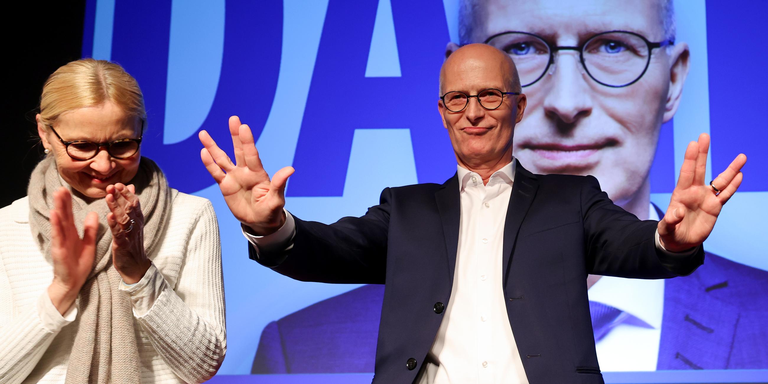 Hamburg: Peter Tschentscher (SPD), Erster Bürgermeister von Hamburg, und seine Ehefrau Eva-Maria Tschentscher stehen bei der Wahlparty der Hamburger SPD in der Markthalle.