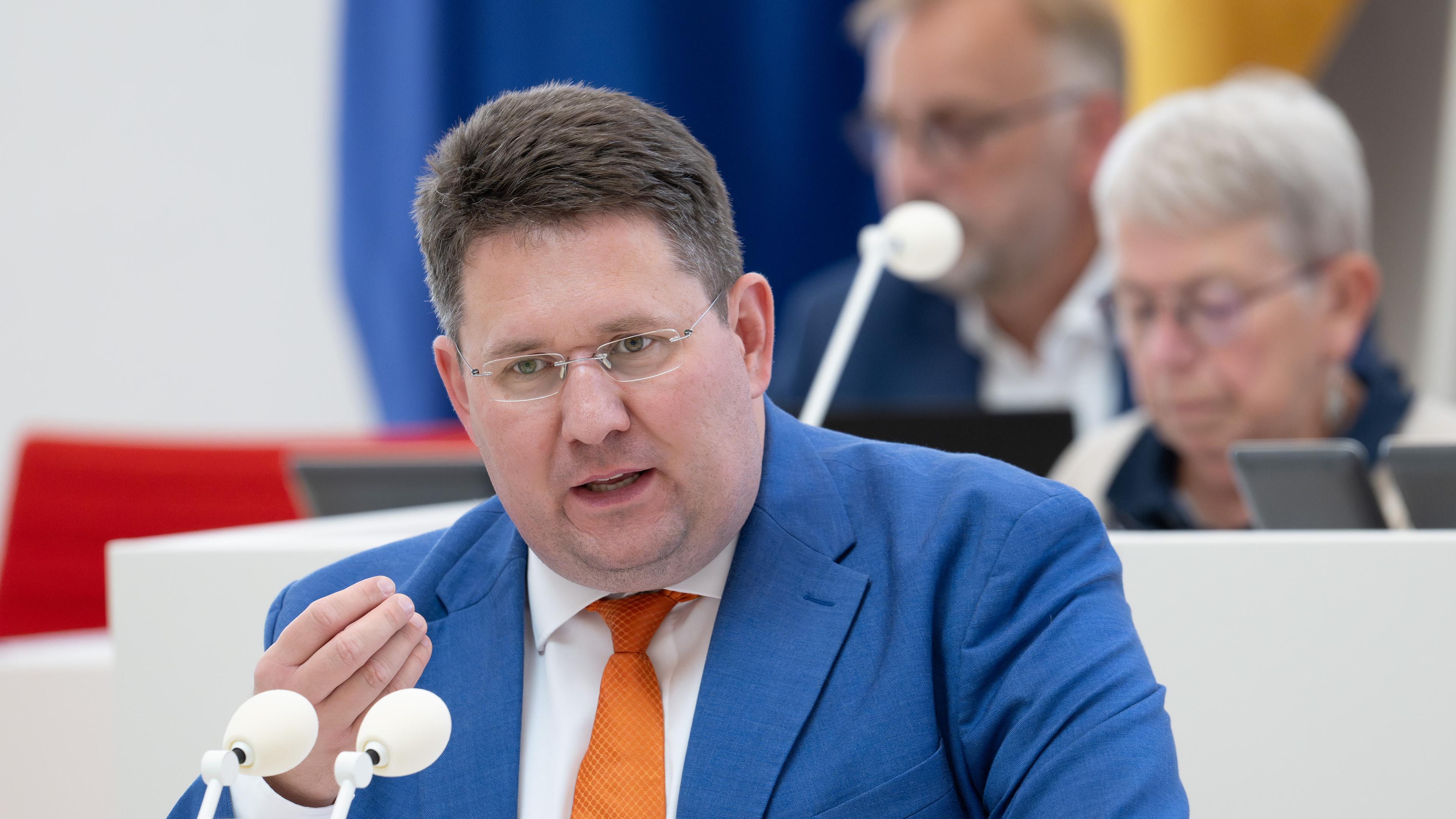 Der Spitzenkandidat von BVB/Freie Wähler, Péter Vida, spricht im Landtag von Brandenburg.