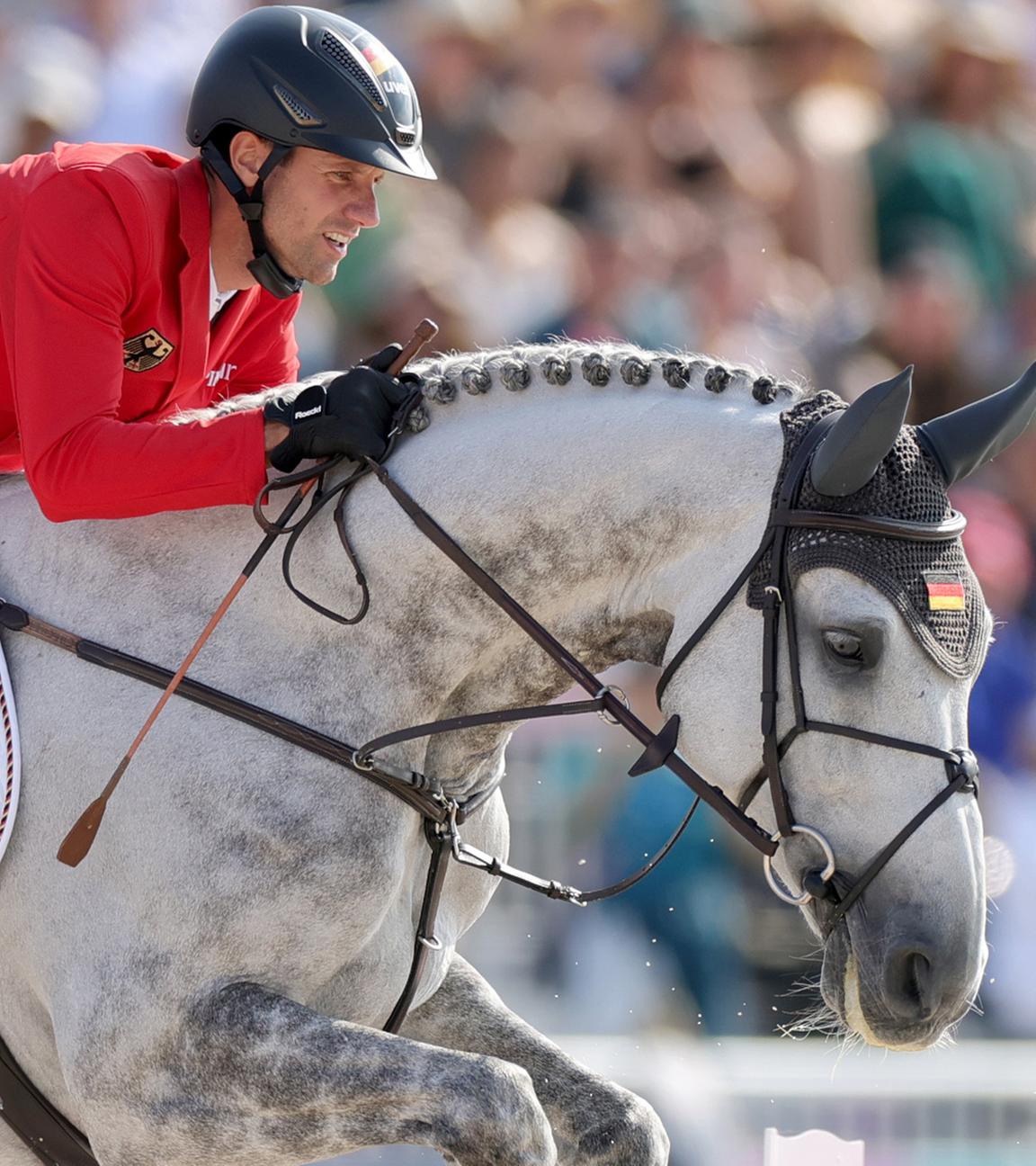 Christian Kukuk reitet auf Checker 47 durch den Parcours.