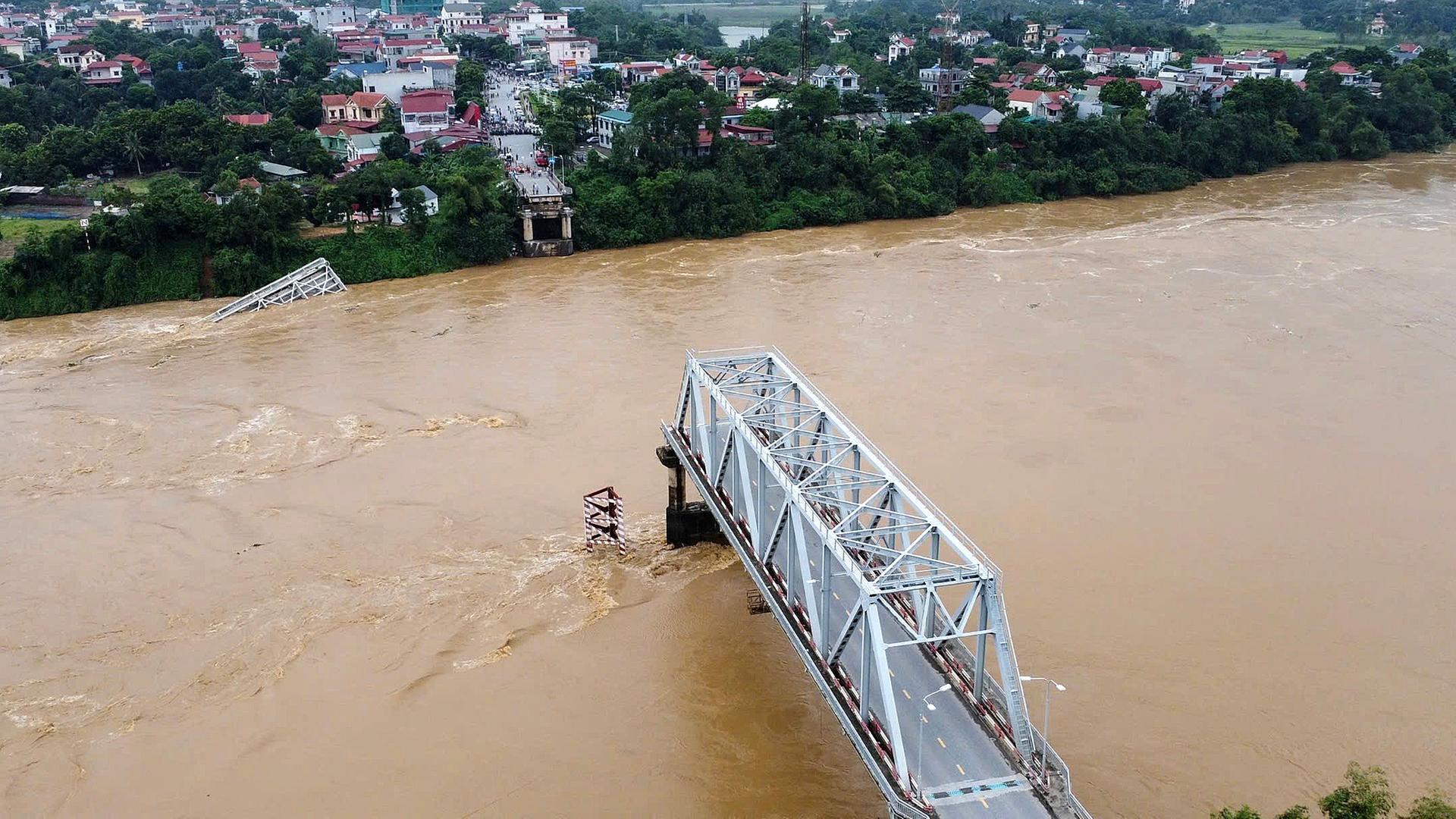 Luftaufnahme der teilweise eingestürzten Phong-Chau-Brücke in der Provinz Phu Tho im Norden Vietnams