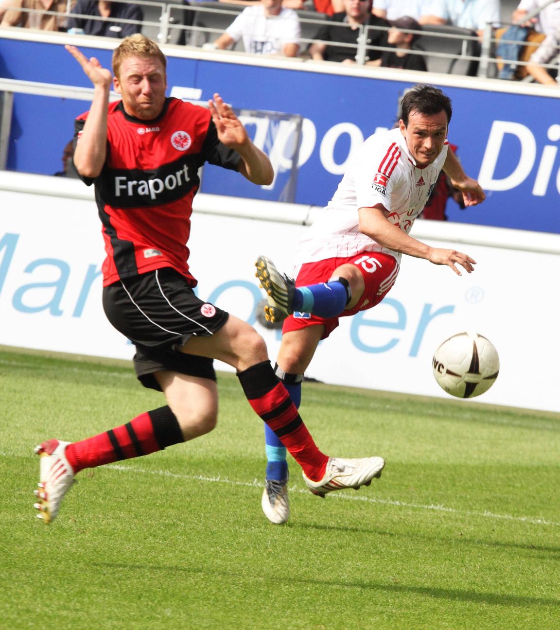 Piotr Trochowski (HSV, re.) trifft gegen Patrick Ochs (Frankfurt) zum 3:2 Fußball 