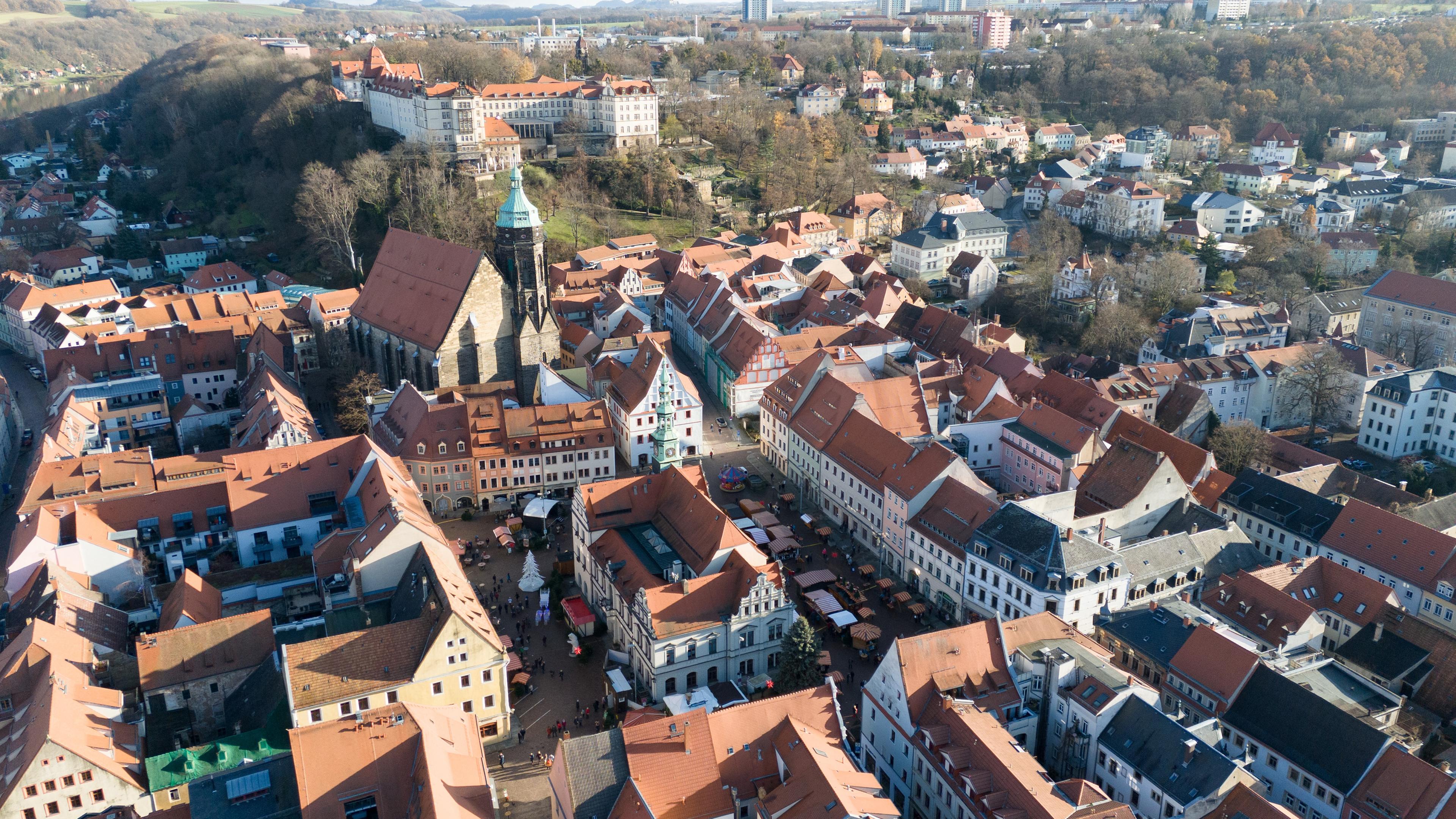 Sachsen, Pirna: Blick auf die Altstadt von Pirna mit dem Rathaus (vorn) und Marienkirche (Luftaufnahme mit einer Drohne). 