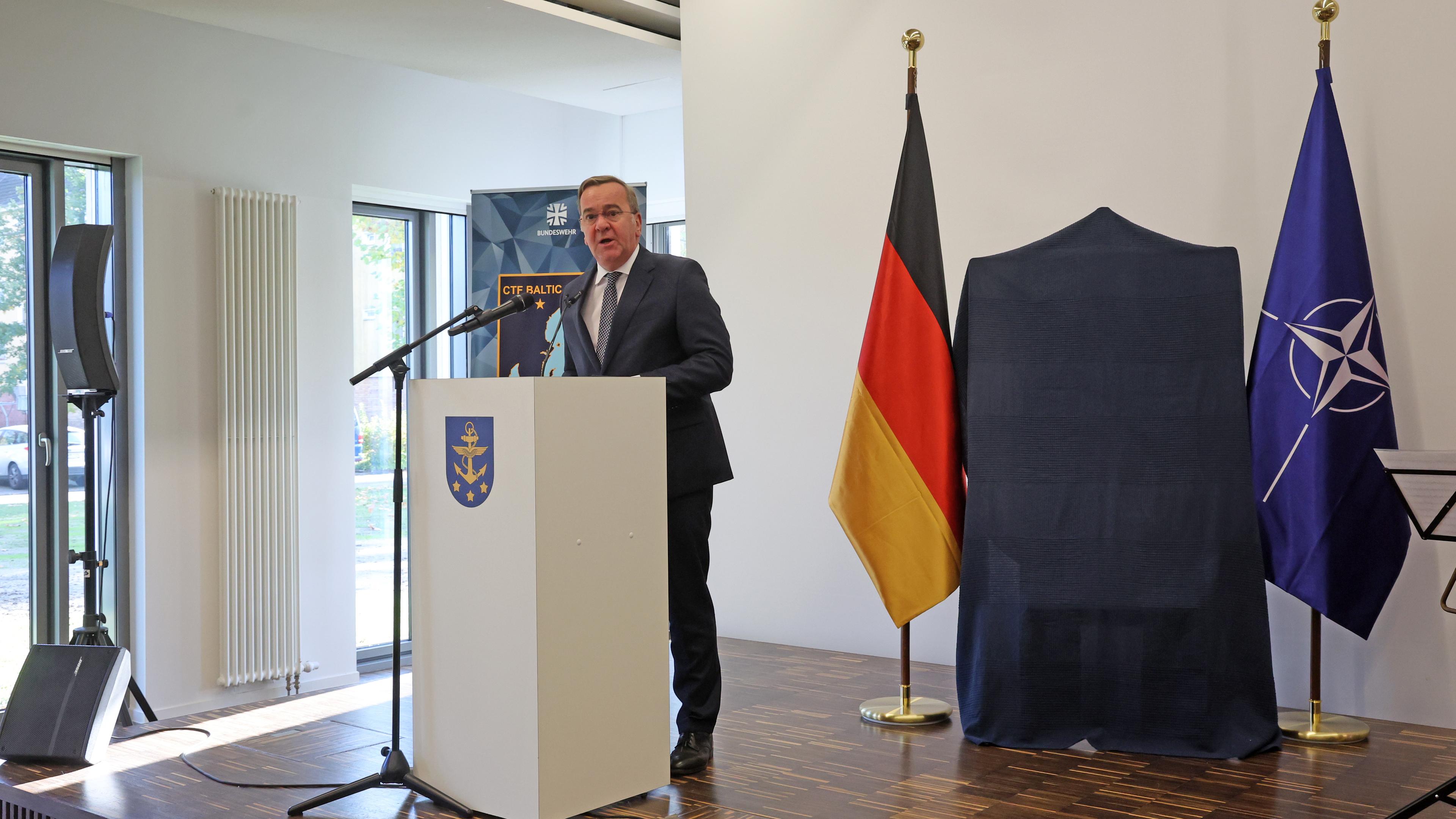 Boris Pistorius, Bundesverteidigungsminister, spricht beim Aufstellungszeremoniell für das Commander Task Force Baltic (CTF Baltic) in Rostock.