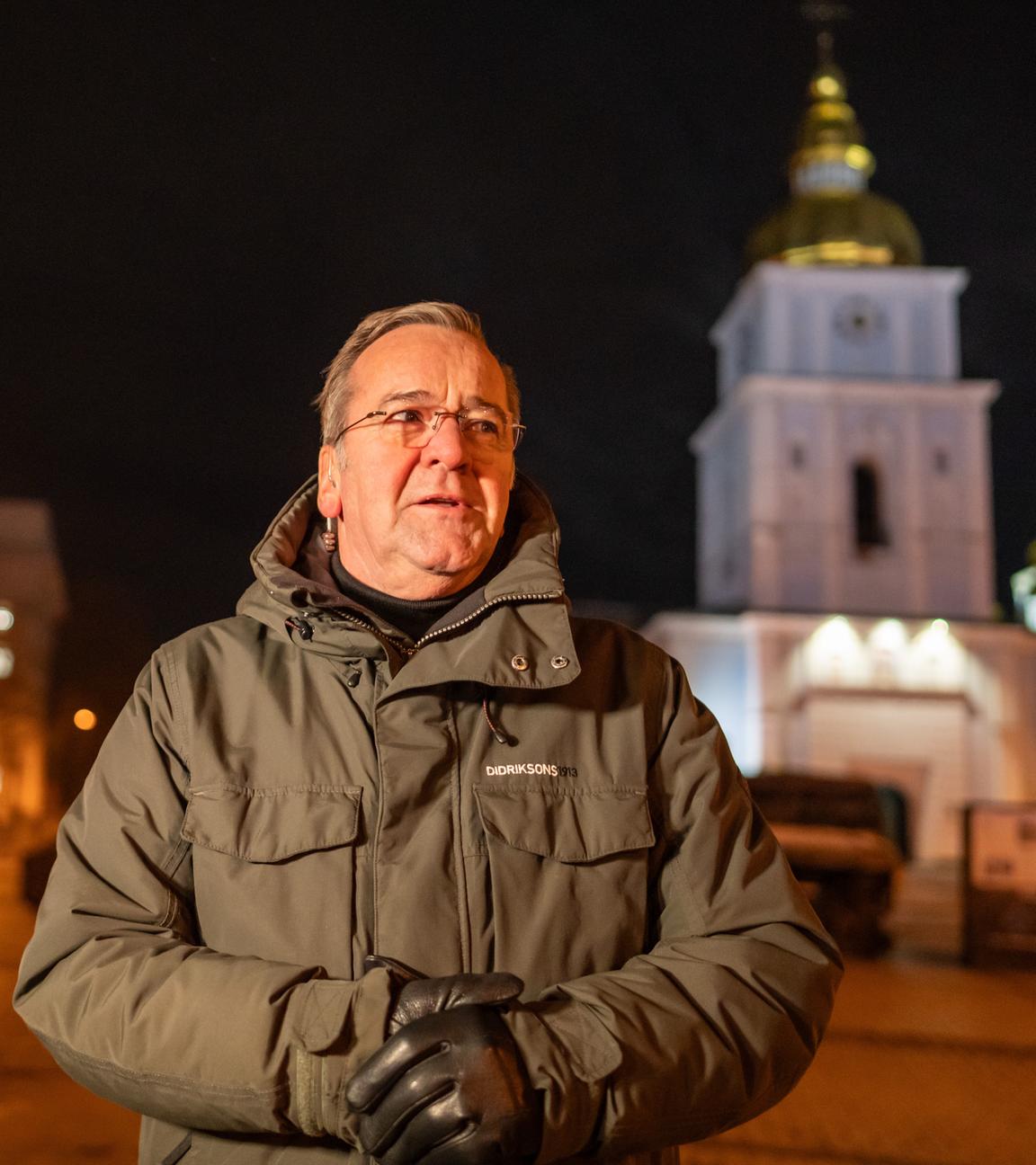 Ukraine, Kiew: Boris Pistorius (SPD), Verteidigungsminister, steht auf dem Michaelplatz im Stadtzentrum. Pistorius hält sich zu politischen Gesprächen in der Ukraine auf.