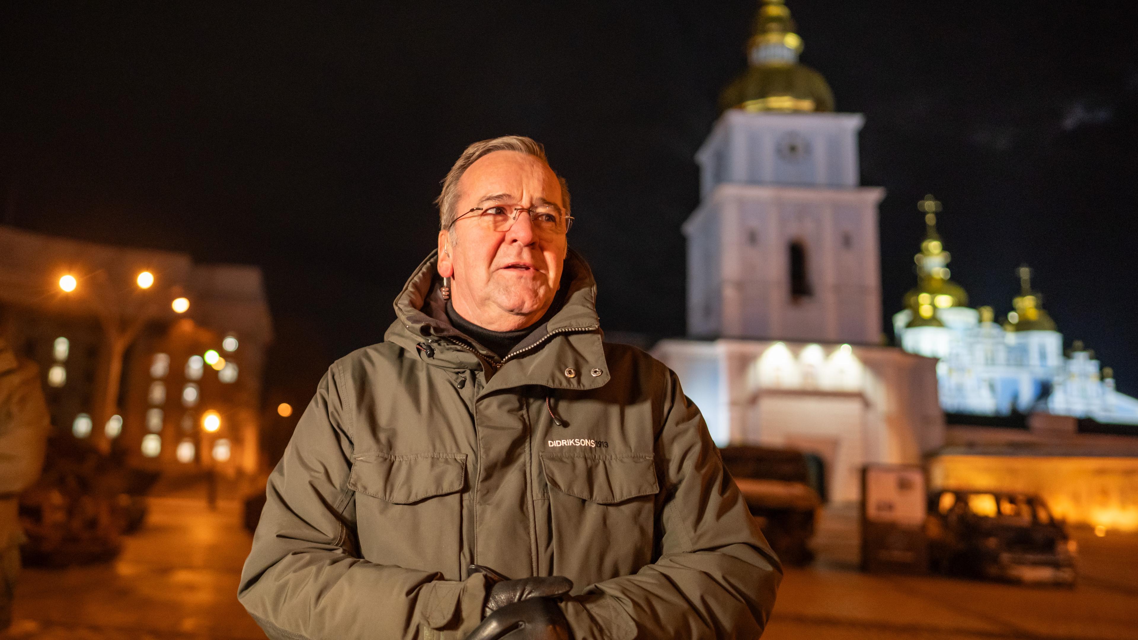 Ukraine, Kiew: Boris Pistorius (SPD), Verteidigungsminister, steht auf dem Michaelplatz im Stadtzentrum. Pistorius hält sich zu politischen Gesprächen in der Ukraine auf.