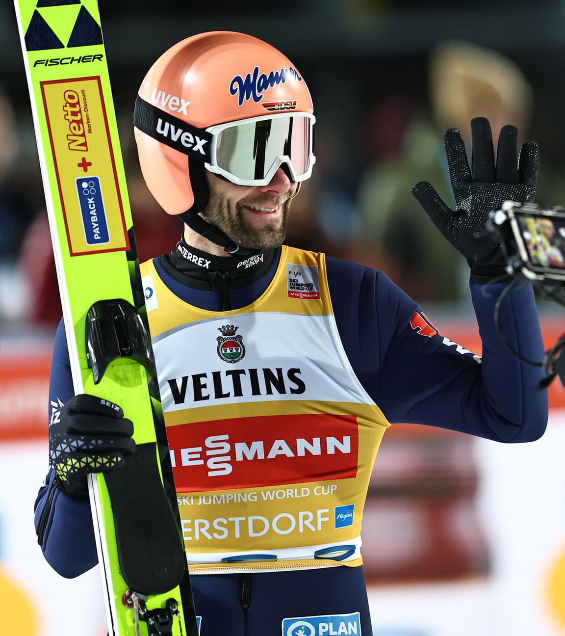 Pius Paschke jubelt nach em 1. Durchgang bei der 73. Vierschanzentournee in Oberstdorf