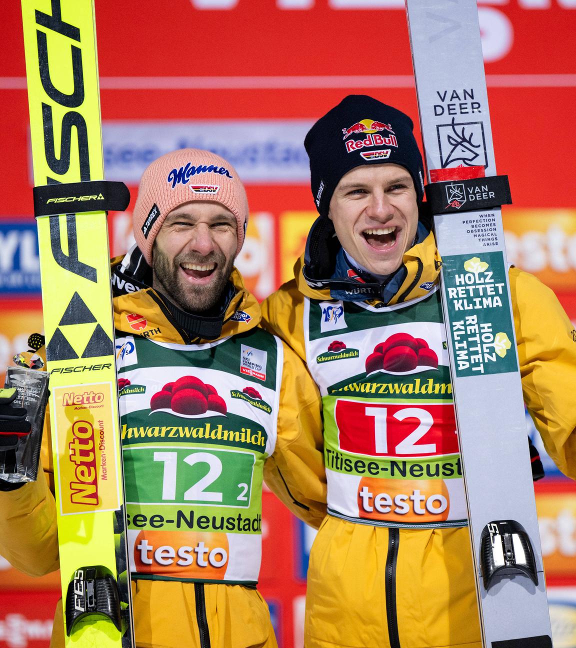 Pius Paschke und Andreas Wellinger jubeln über den Sieg auf dem Podium bei der Siegerehrung