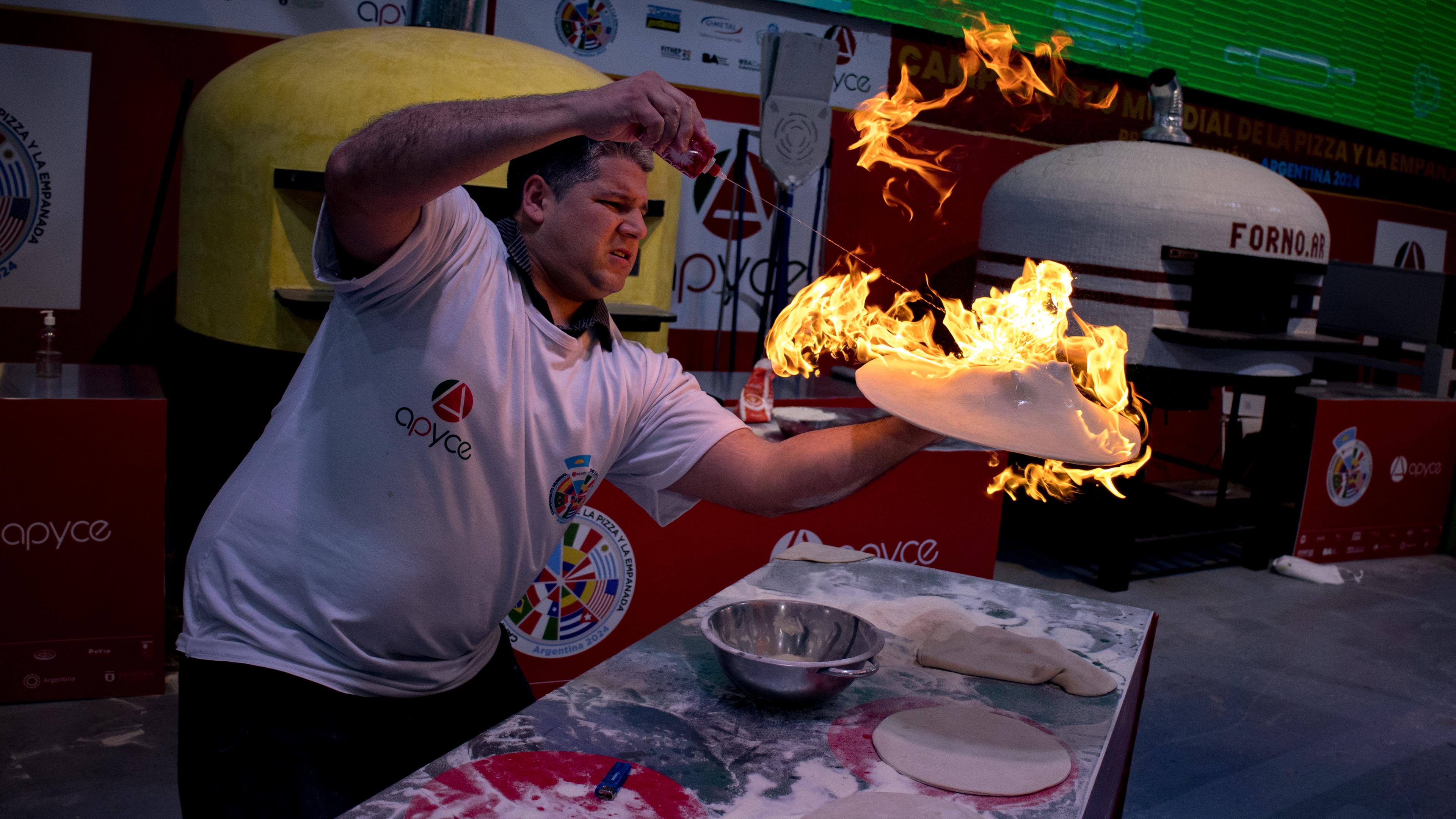 Die Teilnehmer des "Campeonato Mundial de la Pizza y la Empanada", der «Weltmeisterschaft der Pizza und der Empanada», messen sich in der Kategorie "Acrobacia Freestyle" im Rahmen der FITHEP Expoalimentaria Latinoamericana 2024, der Lateinamerikanischen Lebensmittelmesse, die in Argentinien veranstaltet wird.