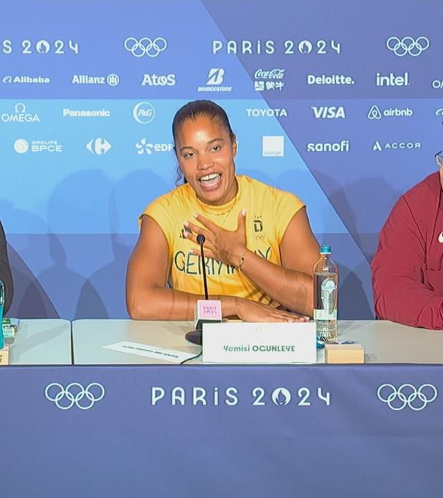 Kugelstoß-Olympiasiegerin Yemisi Ogunleye singt auf der Pressekonferenz