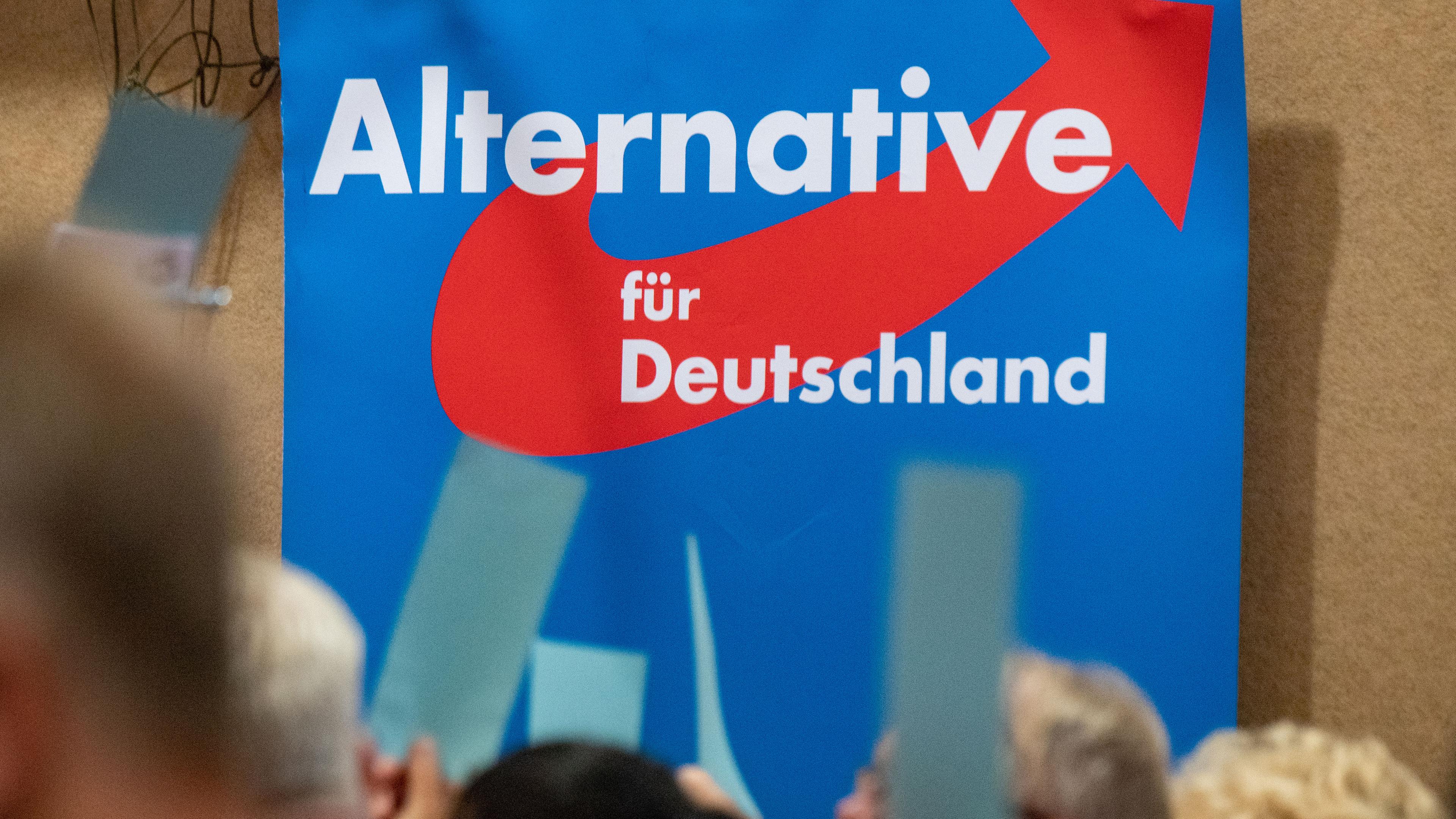 Archiv: Auf einem AfD-Landesparteitag in Mecklenburg-Vorpommern hängt ein Plakat mit dem Schriftzug "Alternative für Deutschland". 