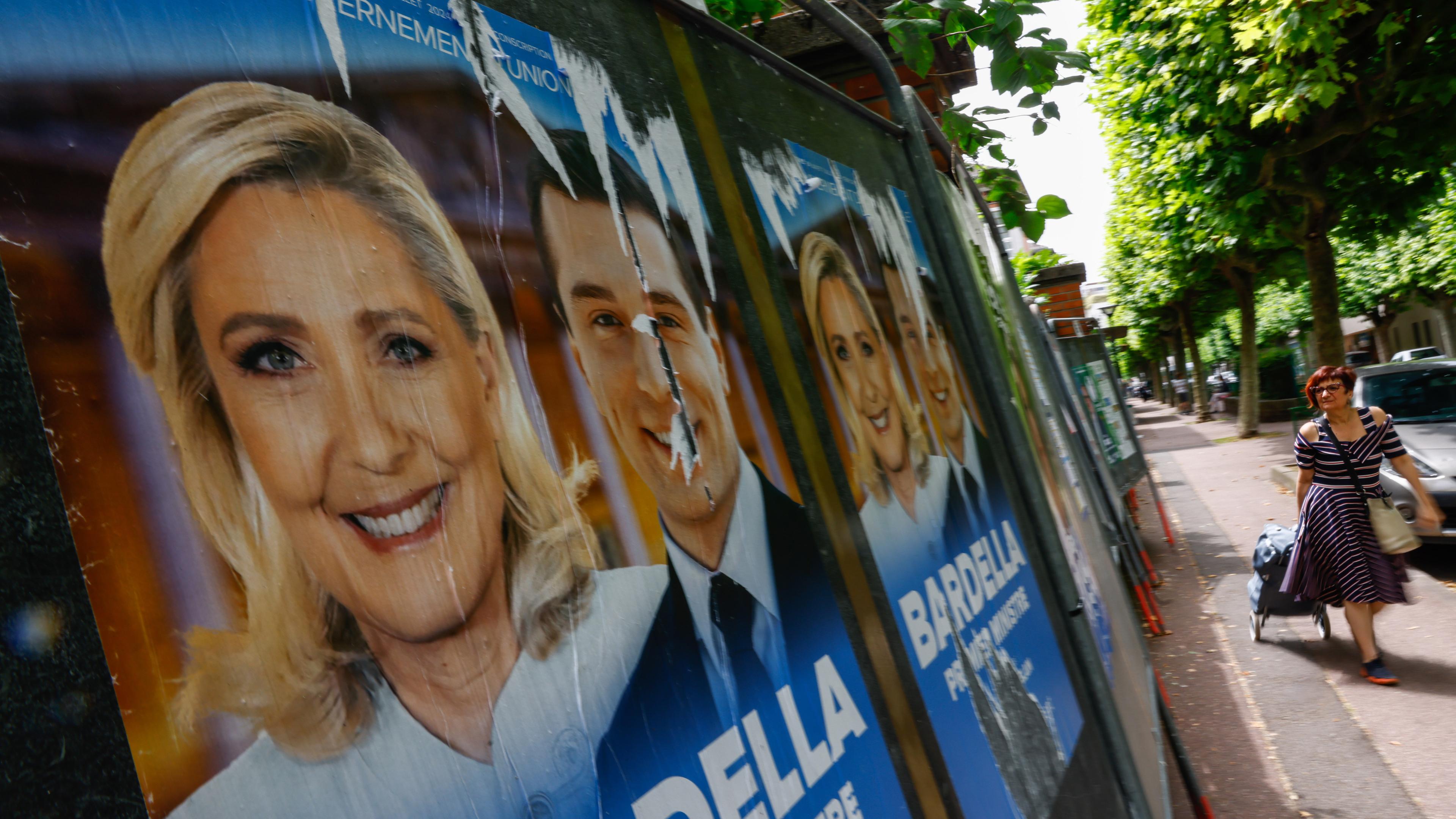 Plakate zur Parlamentswahl: Marine Le Pen (l.) und Jordan Bardella (2-l.)