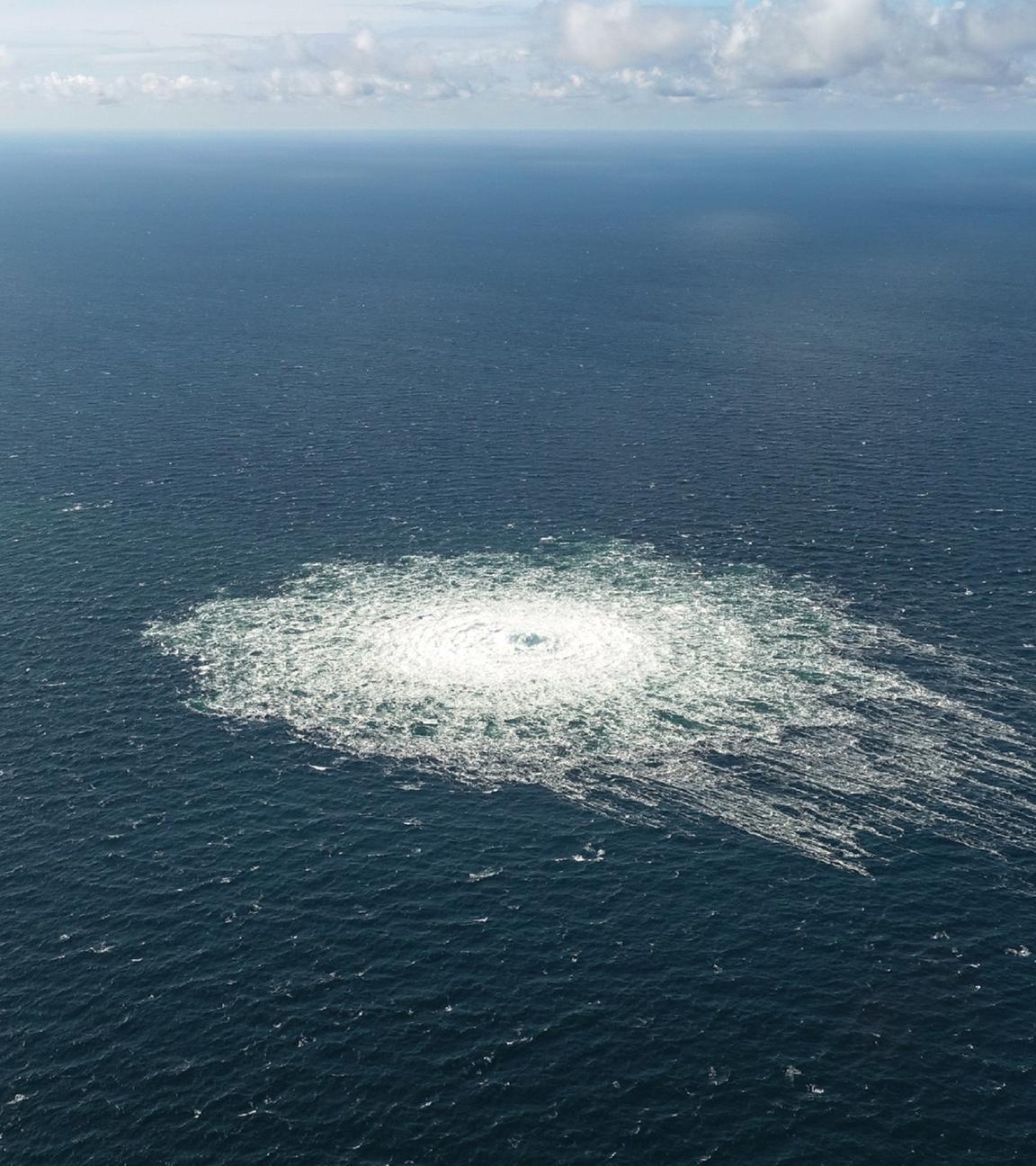  Dänemark, Bornholm: Das vom dänischen Verteidigungskommando zur Verfügung gestellte Foto zeigt das Nord Stream 2-Gasleck in der Nähe von Bornholm aus der Luft. Archivbild 