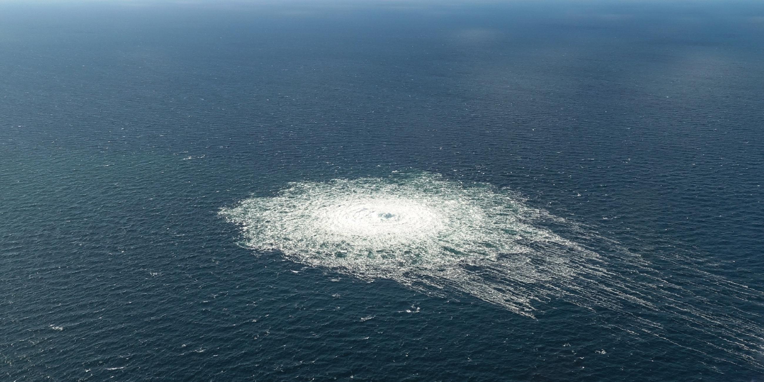  Dänemark, Bornholm: Das vom dänischen Verteidigungskommando zur Verfügung gestellte Foto zeigt das Nord Stream 2-Gasleck in der Nähe von Bornholm aus der Luft. Archivbild 