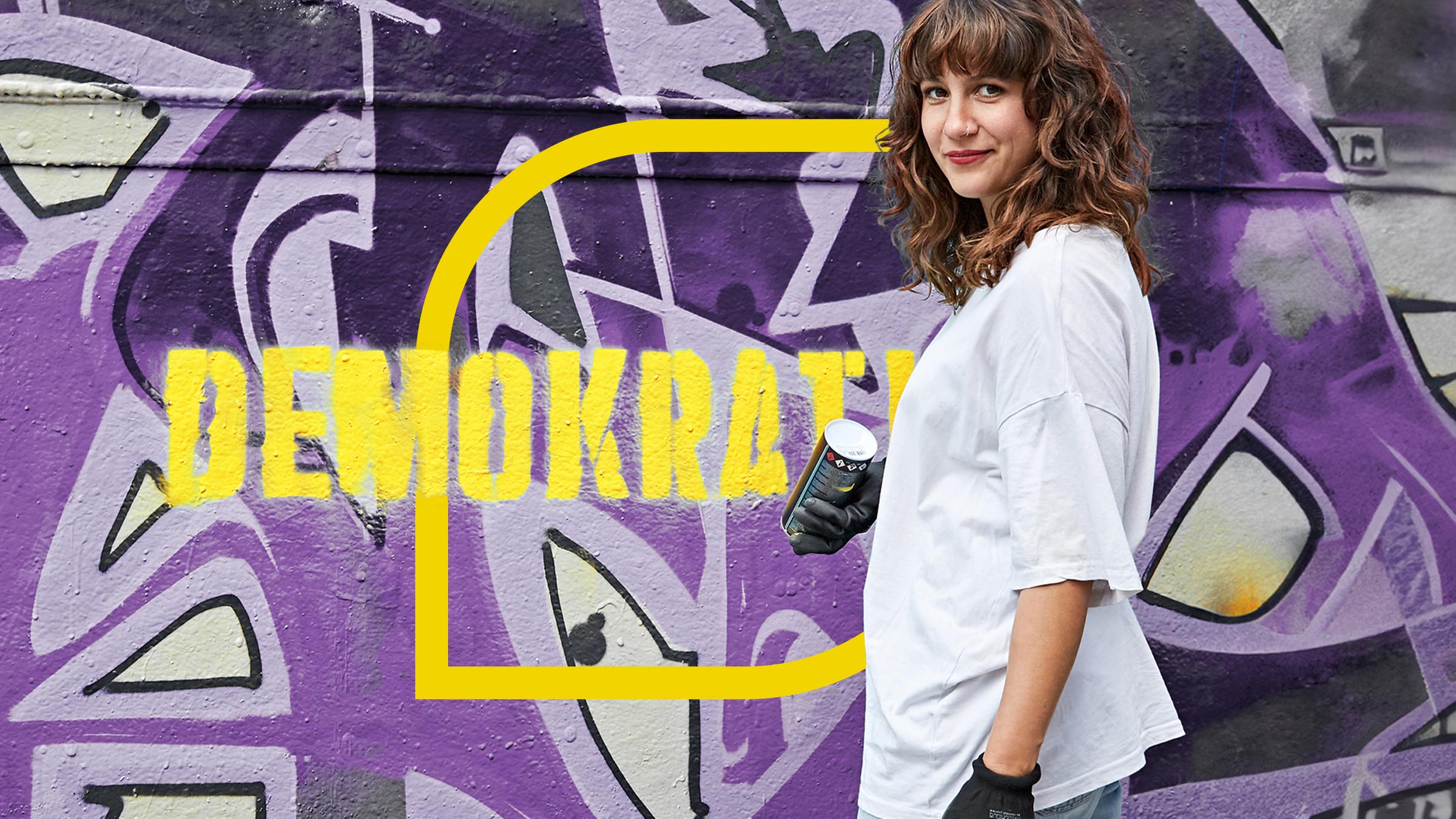  Antonia Lilly Schanze vor einer Graffitiwand