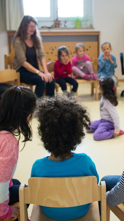 Kinder im Stuhlkreis