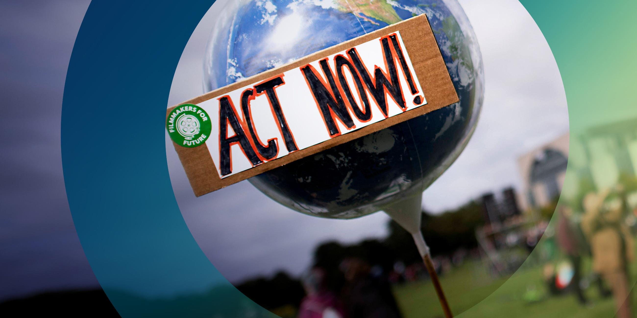 Klimademonstration mit Schild "Act now"