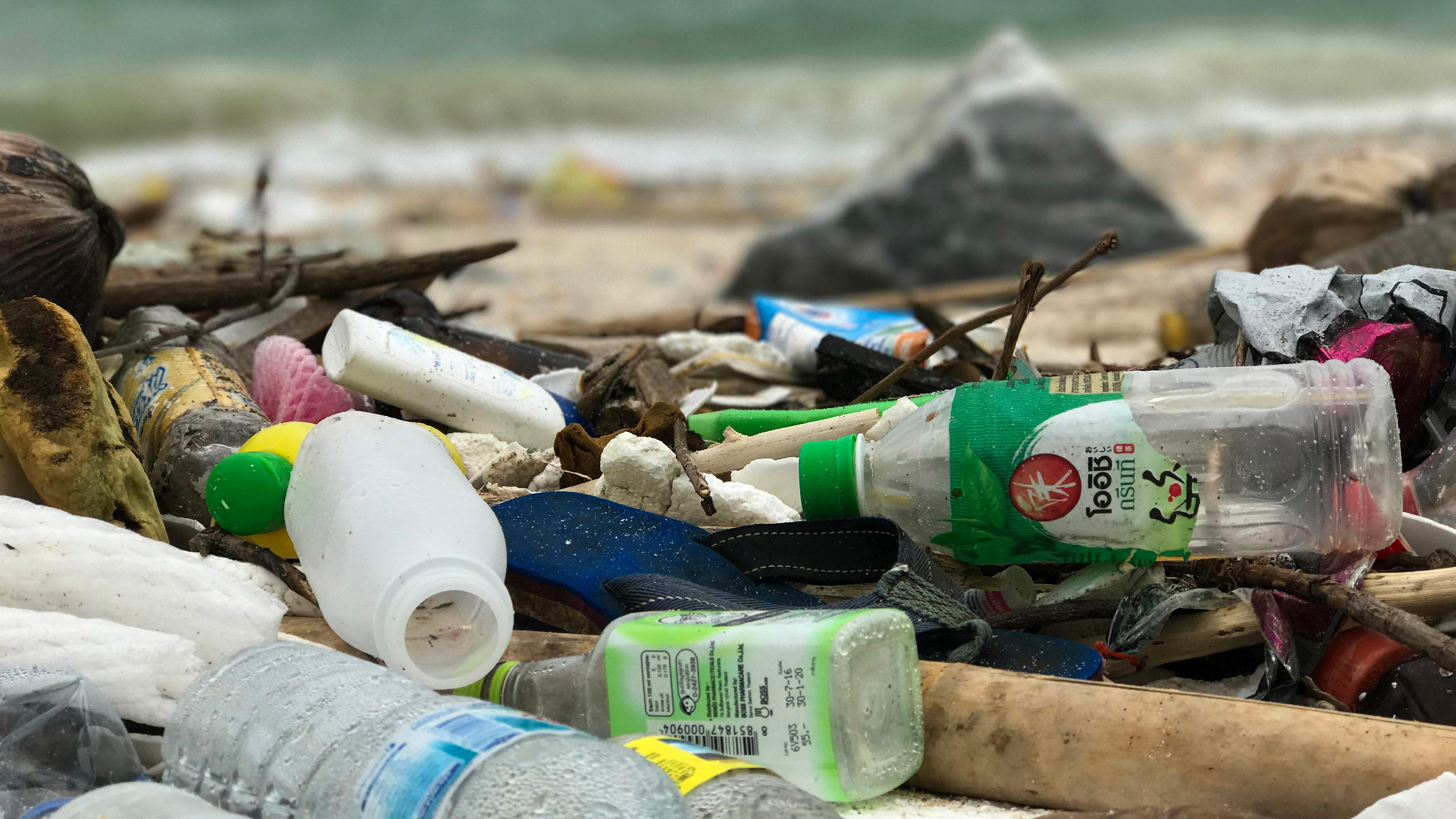 Plastikmüll an einem Strand in Thailand.