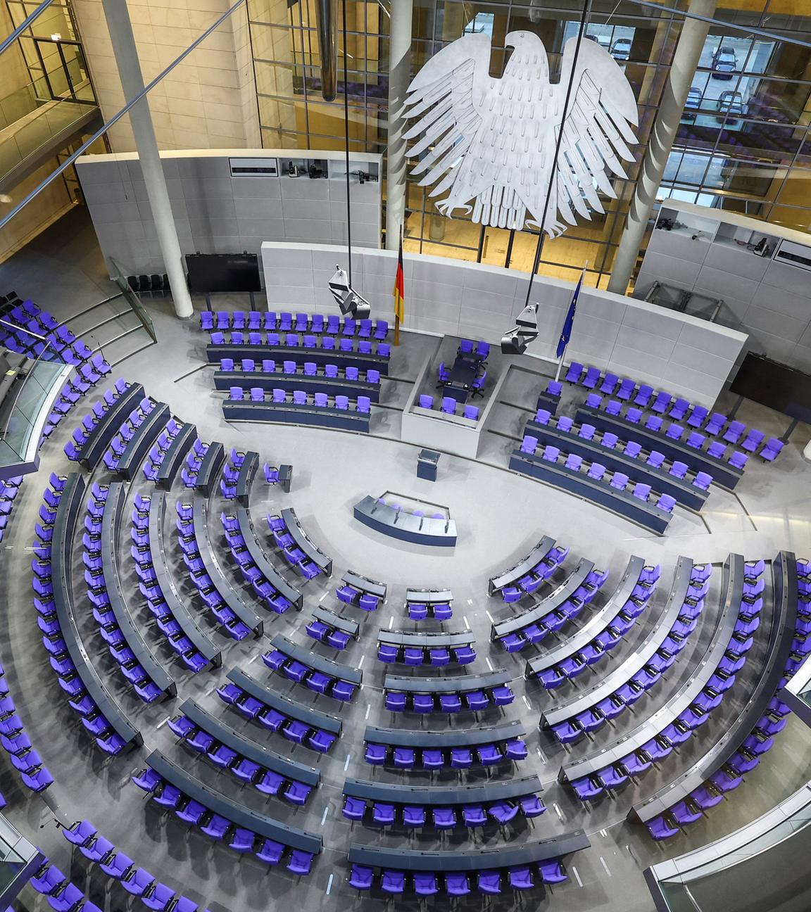 Der Plenarsaal im Reichstagsgebäude vor einer Sitzung des Deutschen Bundestages, aufgenommen am 12.11.2024 in Berlin