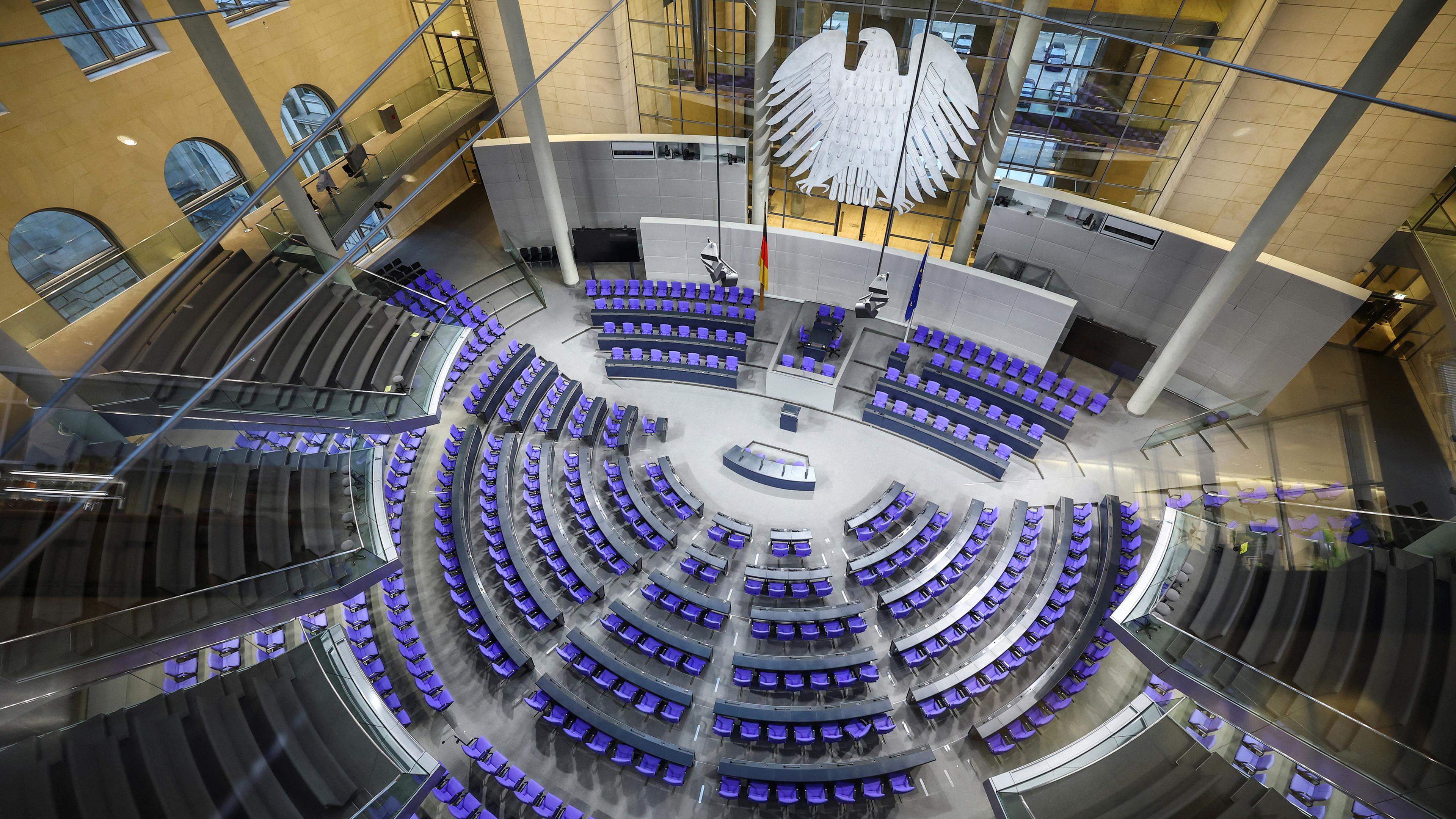 Der Plenarsaal im Reichstagsgebäude vor einer Sitzung des Deutschen Bundestages, aufgenommen am 12.11.2024 in Berlin