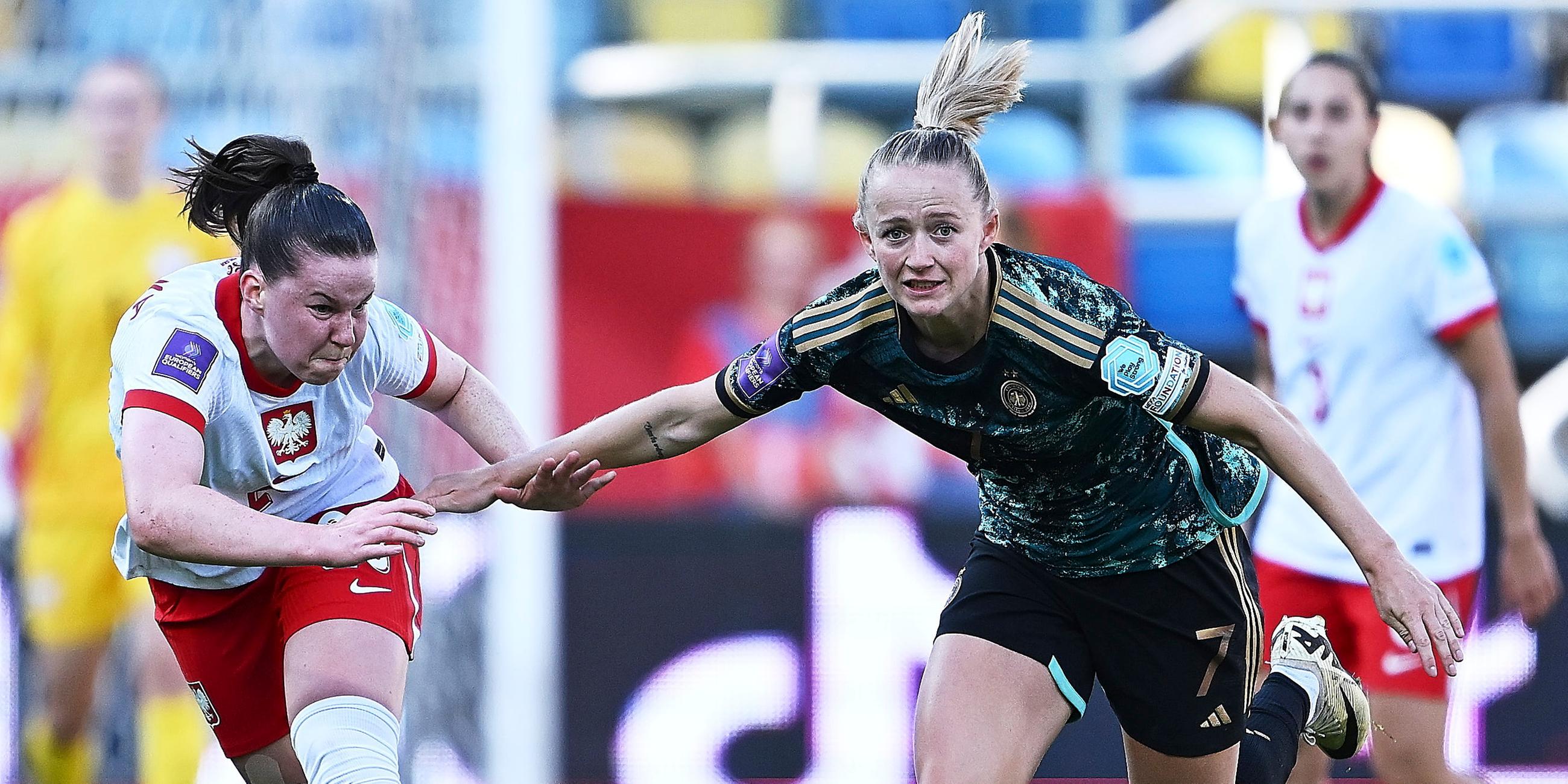 Fußball, Frauen-EM-Qualifikation, Polen - Deutschland: Adriana Achcinska (l.) versucht, Lea Schüller zu stoppen am 4.6.24