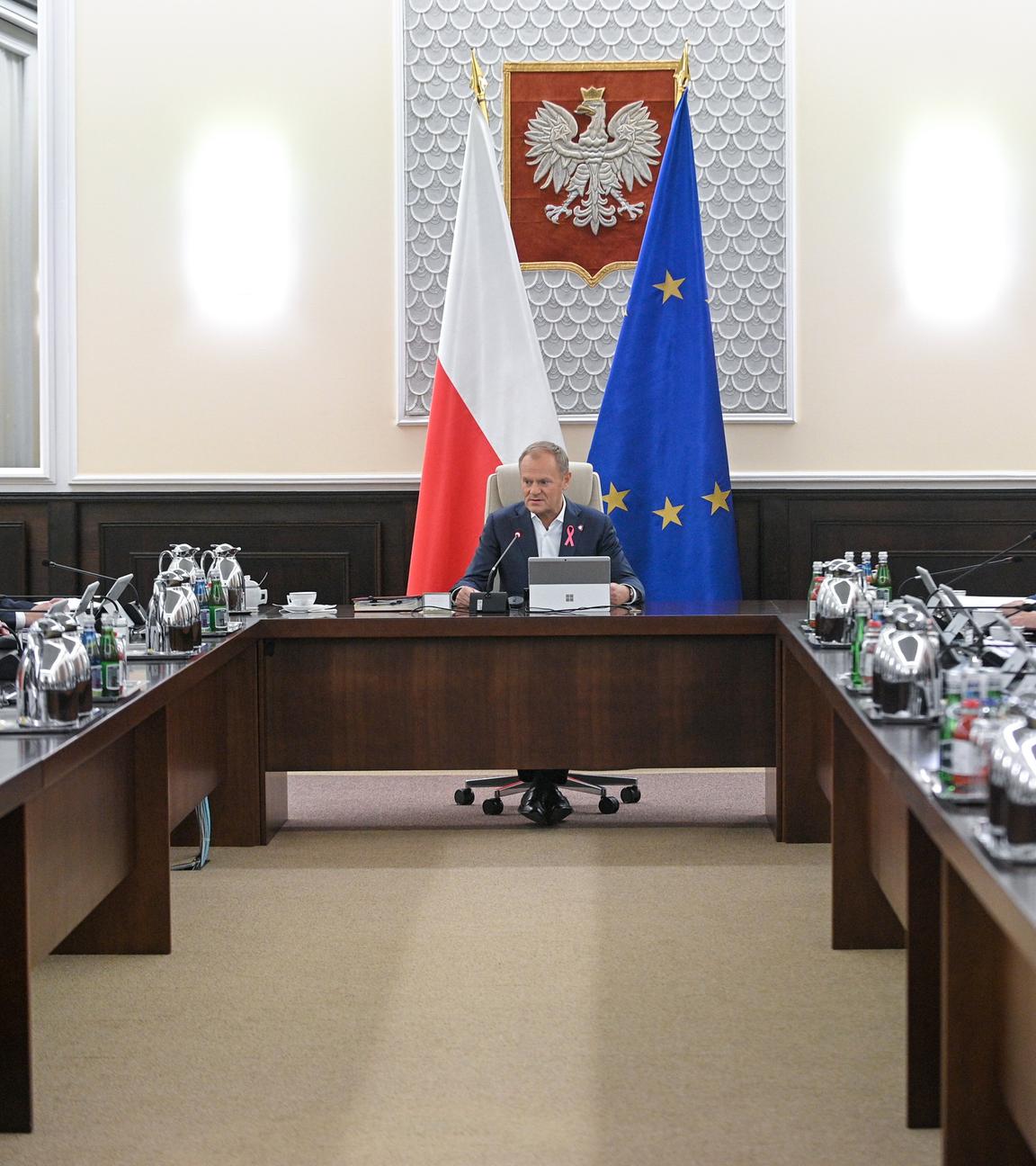 Der polnische Premierminister Donald Tusk nimmt an der Regierungssitzung im Kanzleramt des Premierministers in Warschau, Polen, teil.