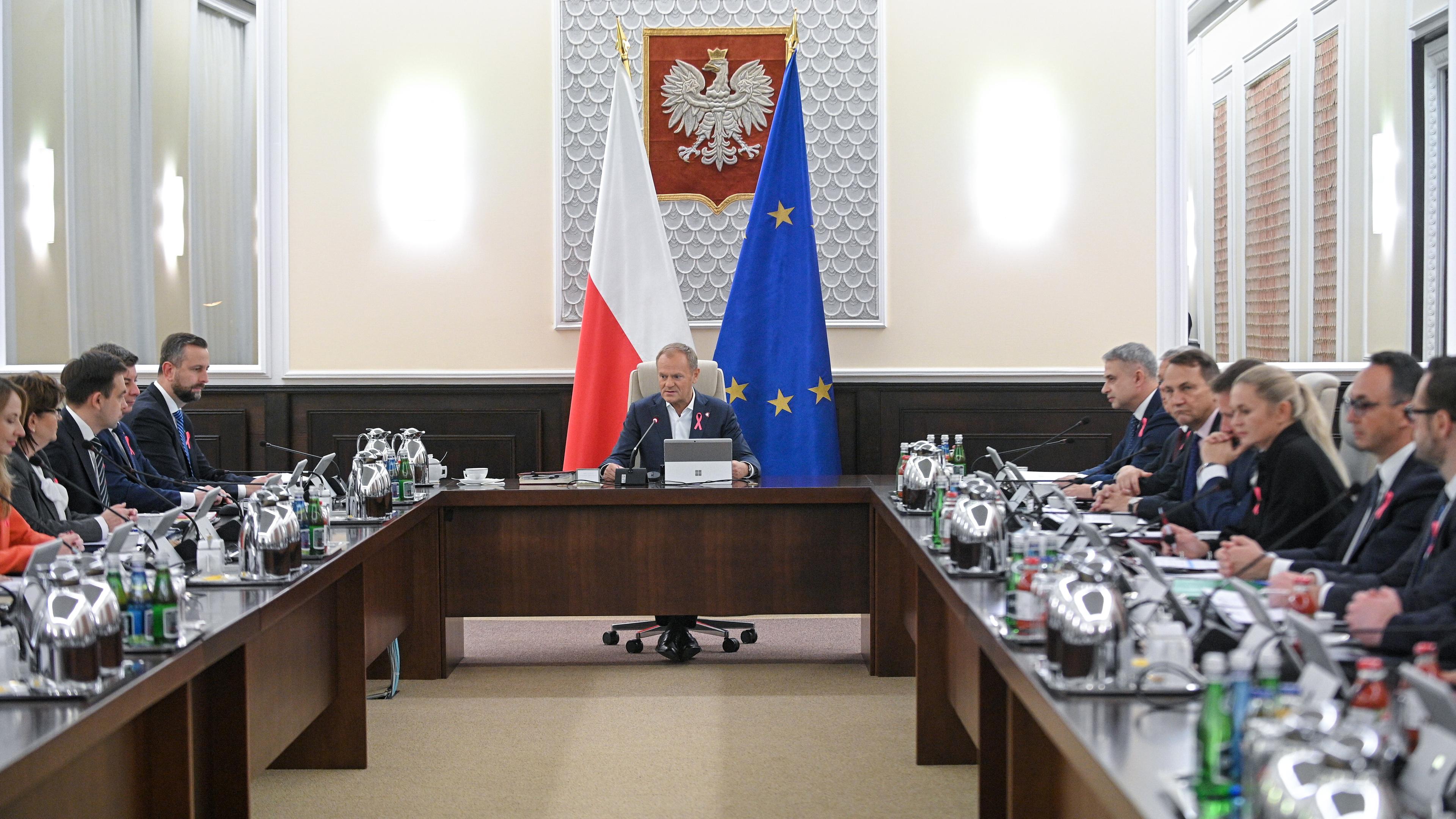 Der polnische Premierminister Donald Tusk nimmt an der Regierungssitzung im Kanzleramt des Premierministers in Warschau, Polen, teil.