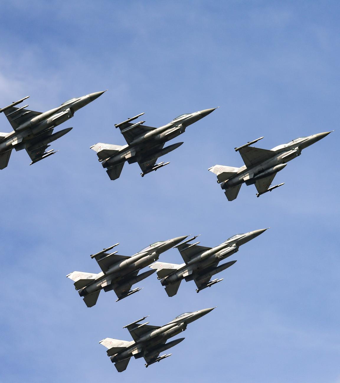 Polnische Kampfjets beim Tag der polnischen Streitkräfte in Warschau.