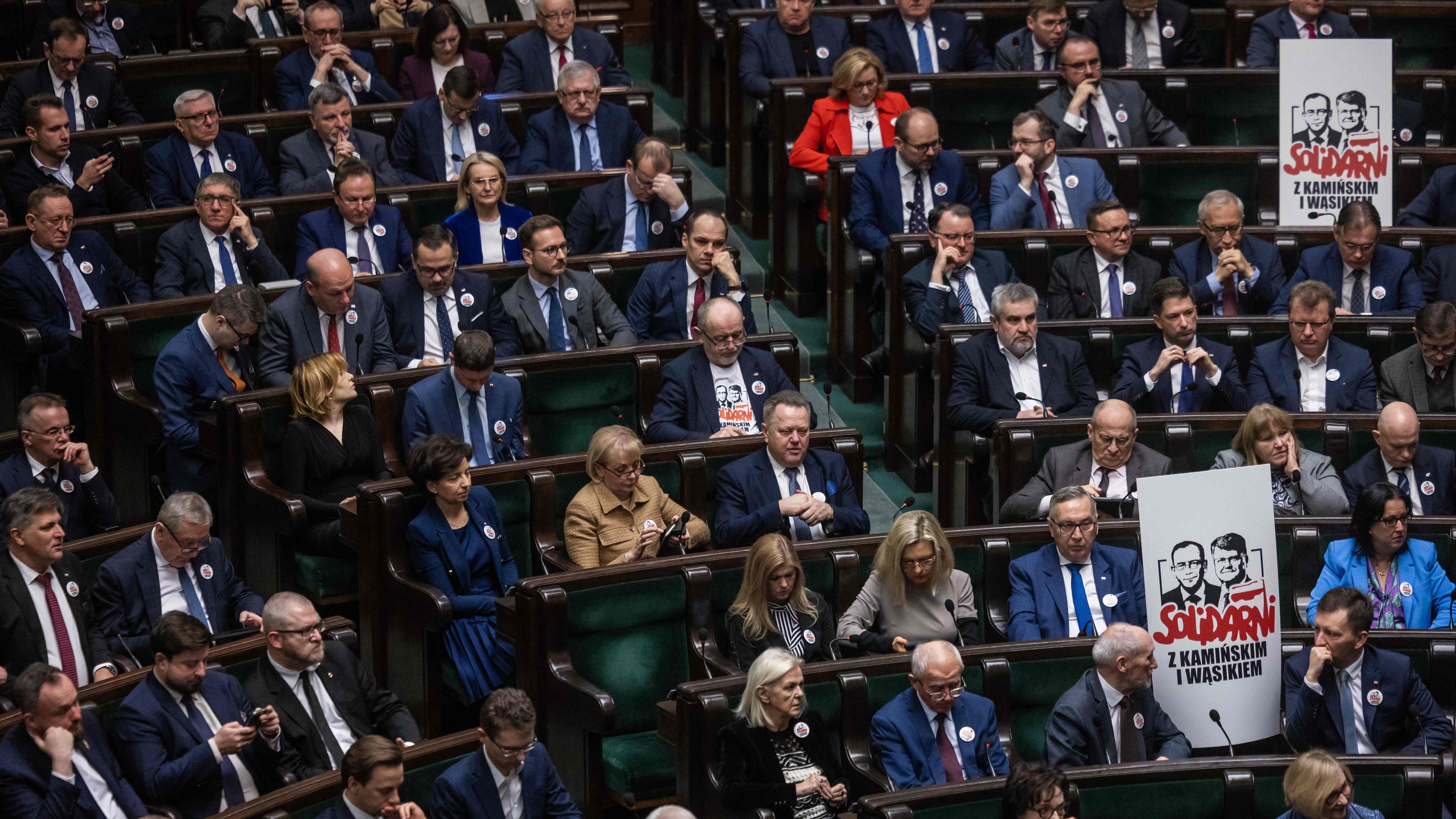 PiS-Abgeordnete stören Parlamentssitzung als Zeichen des Protests gegen die Inhaftierung zweier Parteikollegen