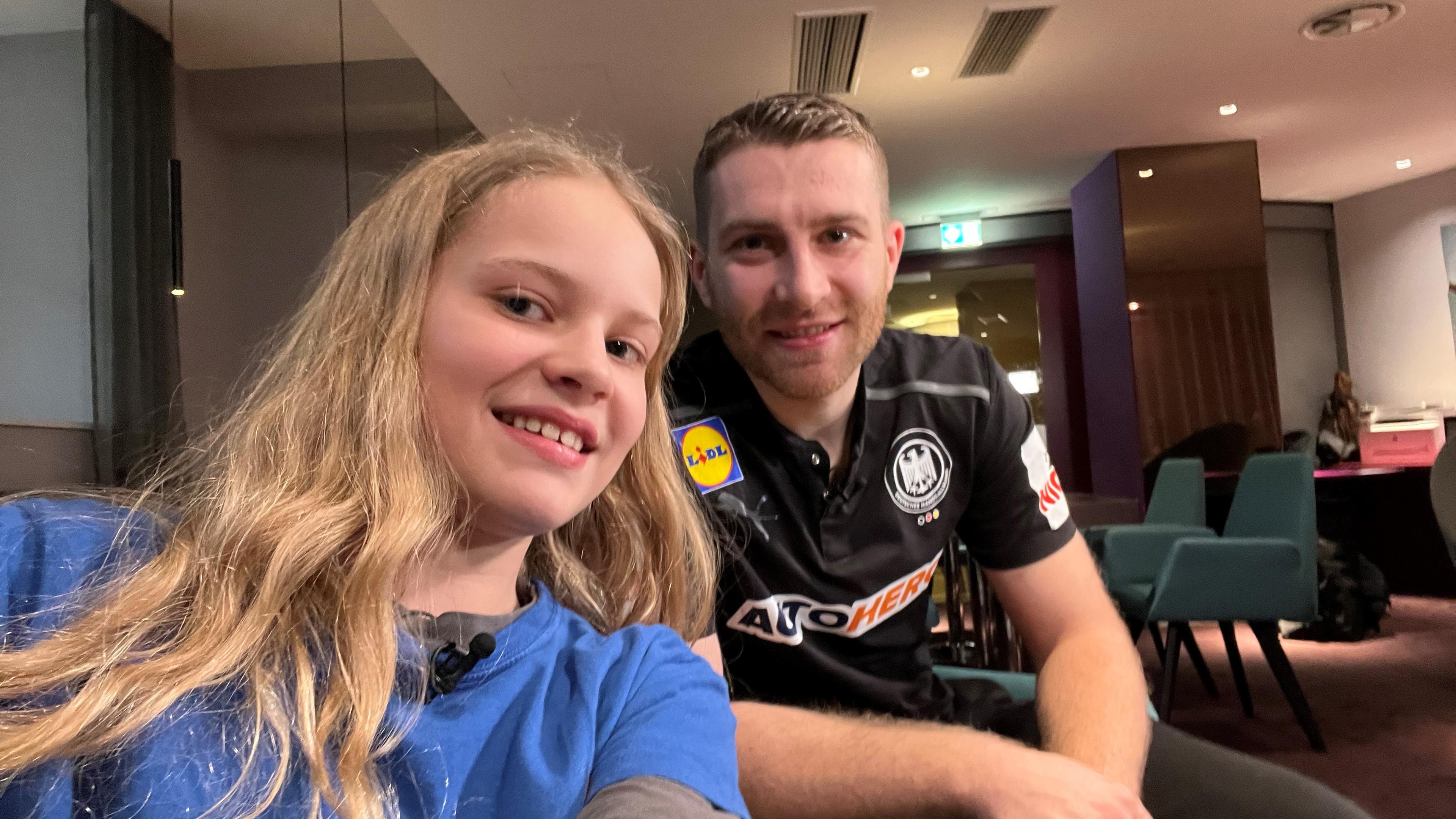 Selfie von Kinderreporterin Polina und Handball-Nationalspieler Lukas Mertens