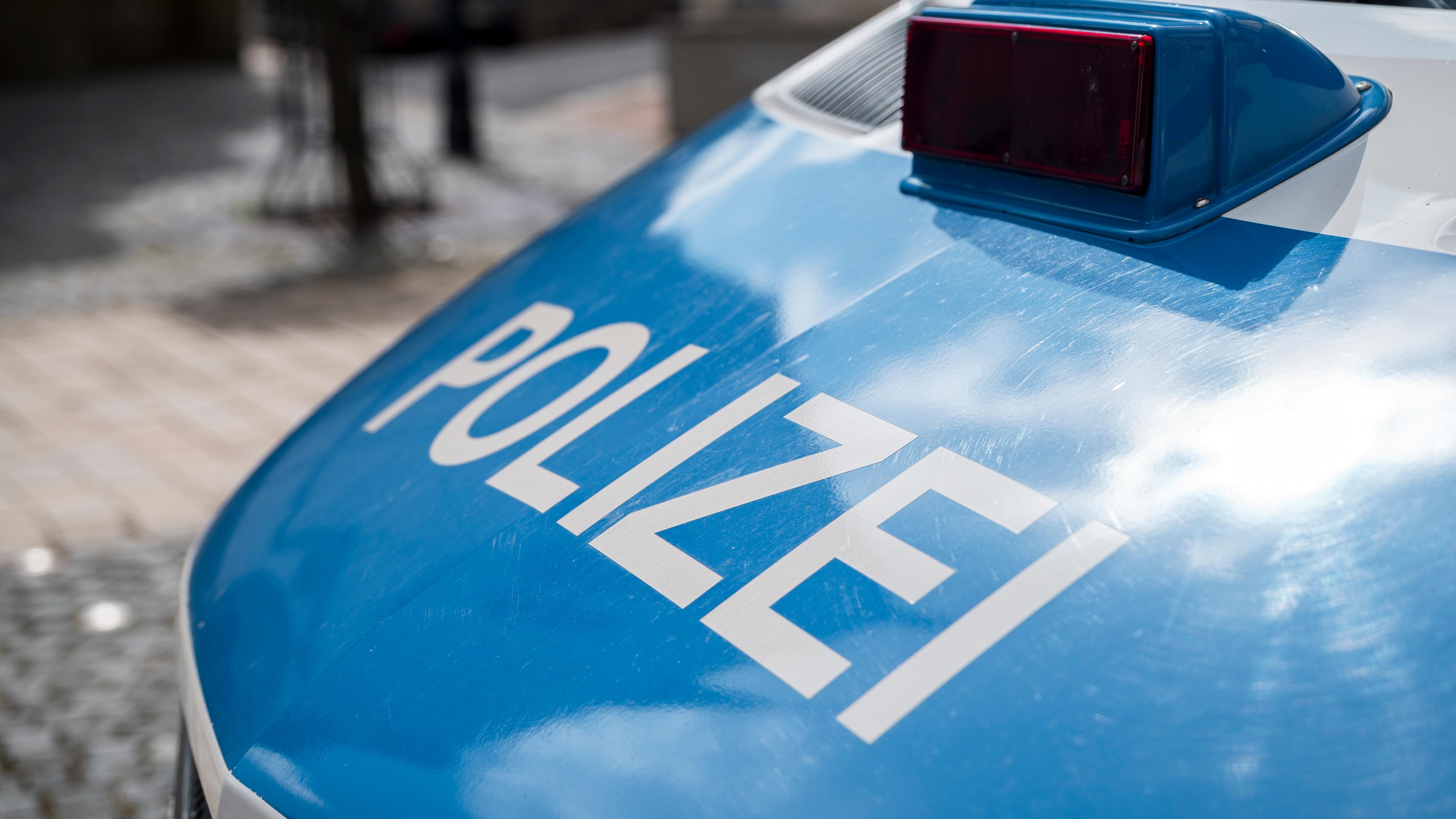 Motorhaube eines Fahrzeugs der Polizei