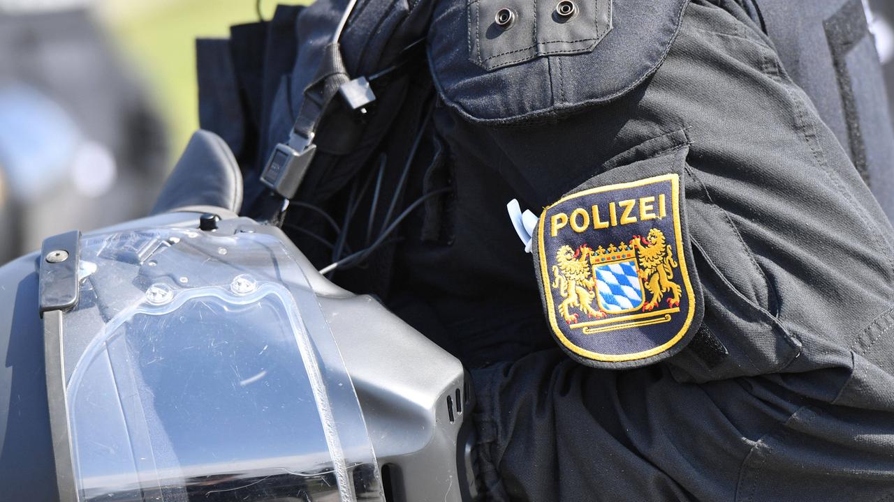 Lka Und Staatsanwaltschaft Razzia Gegen Munchner Polizisten Zdfheute