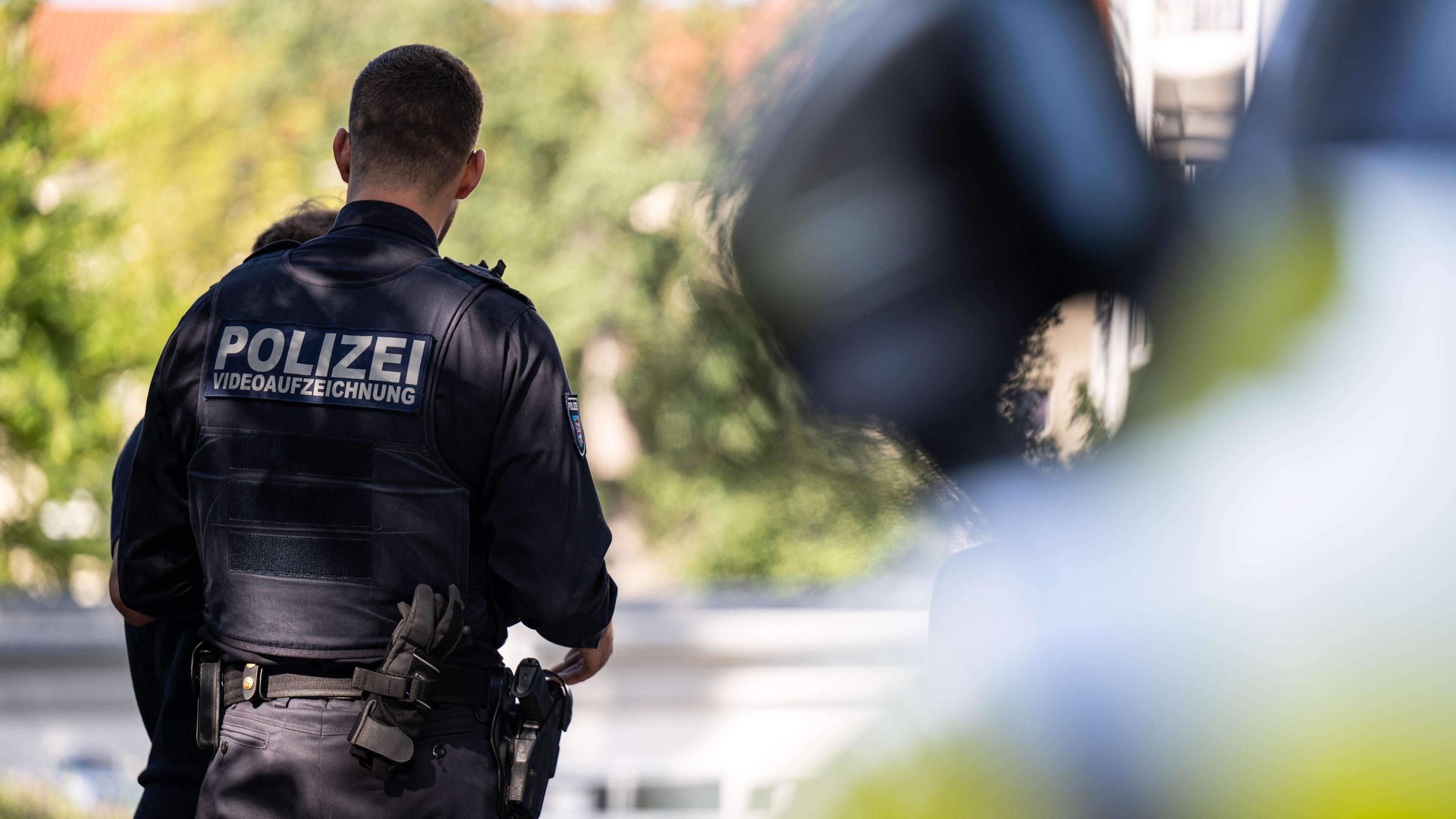 Thüringen, Erfurt: Ein Polizist trägt einen Patch mit der Aufschrift "Polizei Videoaufzeichnung".