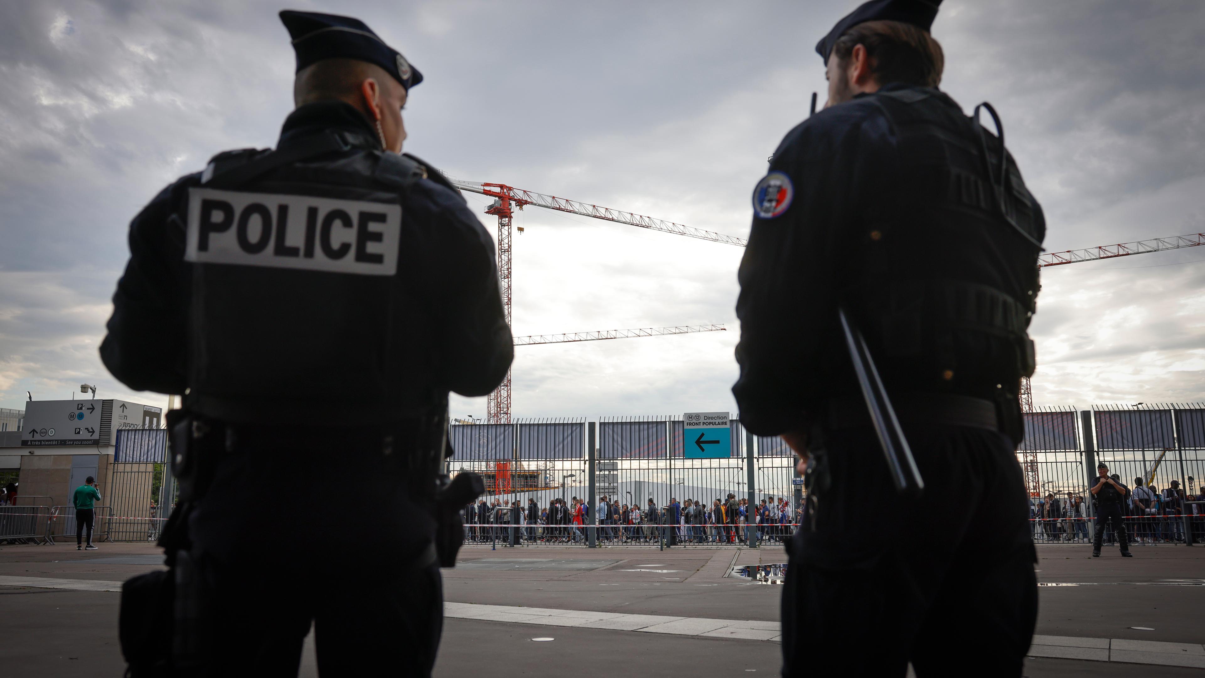 Polizisten vor dem Stade de France in Paris (Archivbild). 