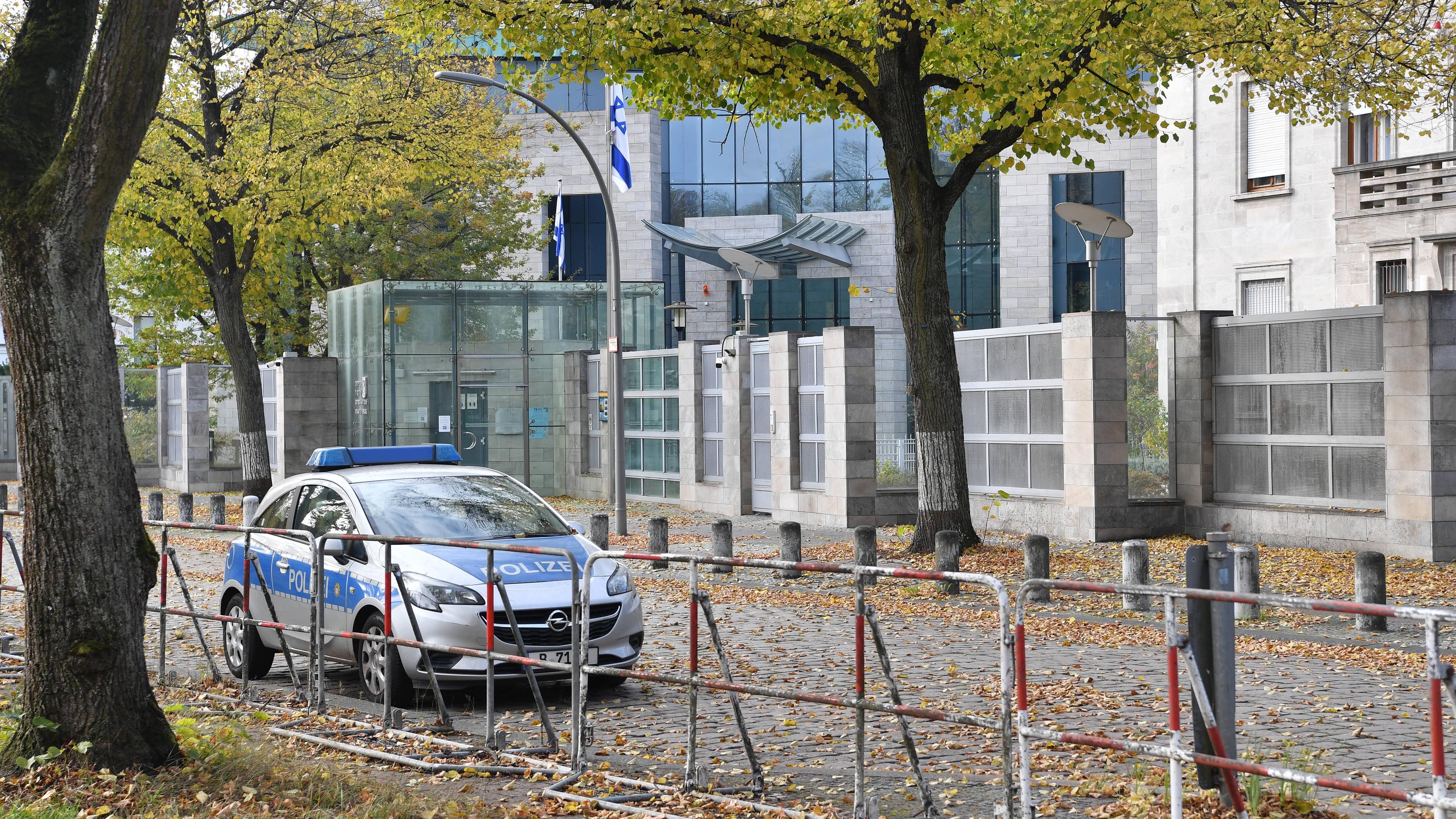 Ein Polizeiauto steht an der israelischen Botschaft in Berlin. Ein Libyer ist wegen Anschlagsplänen auf die israelische Botschaft festgenommen worden.