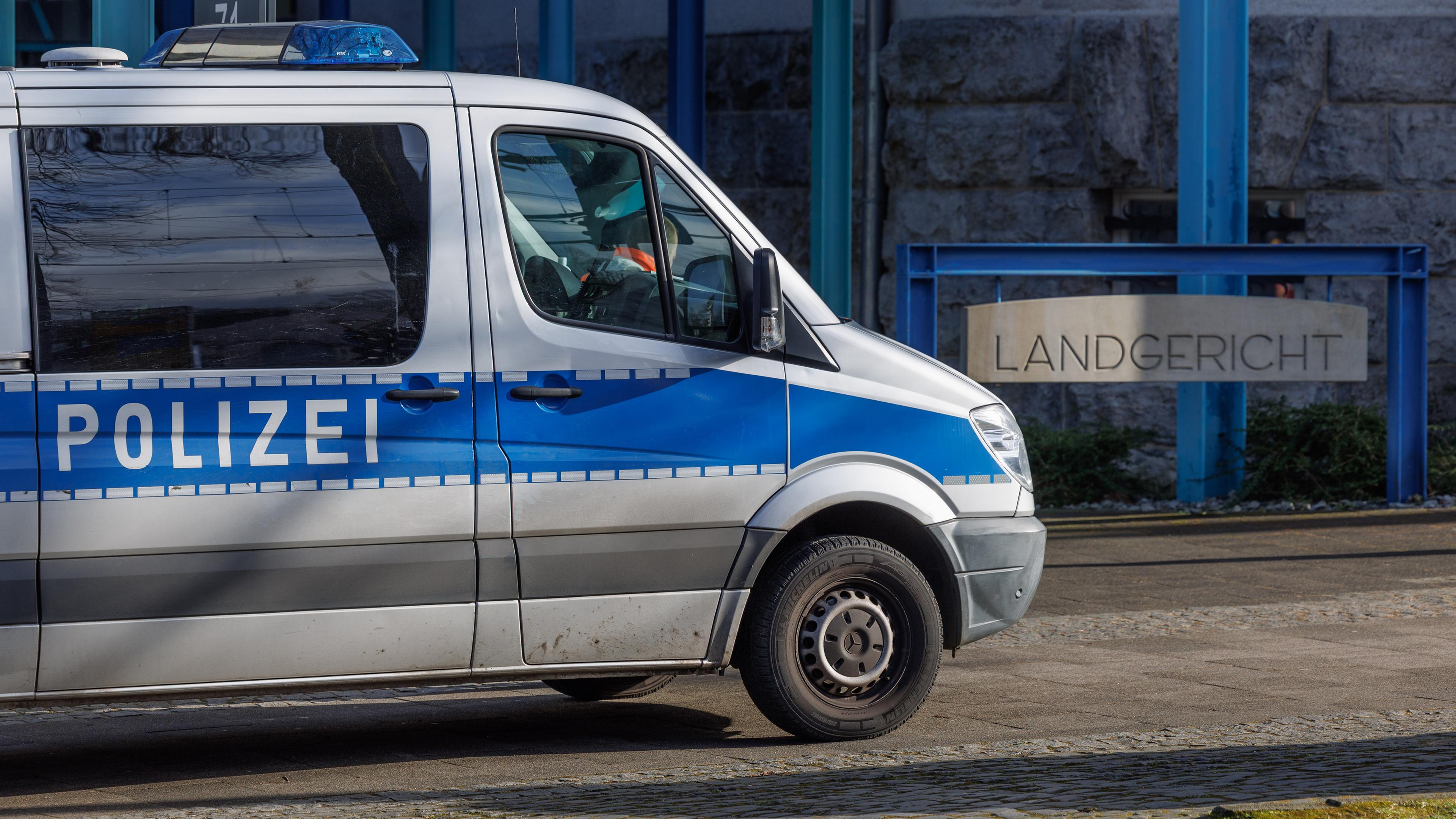 Archiv: Ein Fahrzeug der Polizei steht am Landgericht in Bielefeld