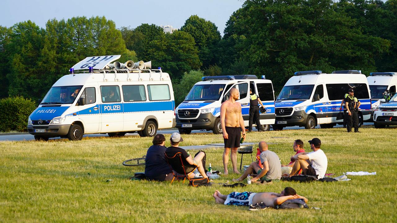 Corona-Verstöße: Polizei löst Feiern auf