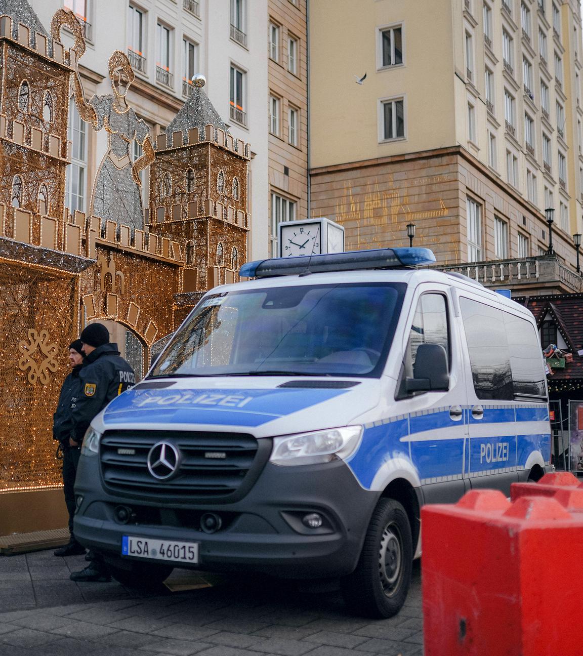 Polizeiauto vor dem gesperrten Weihnachtsmarkt in Magdeburg