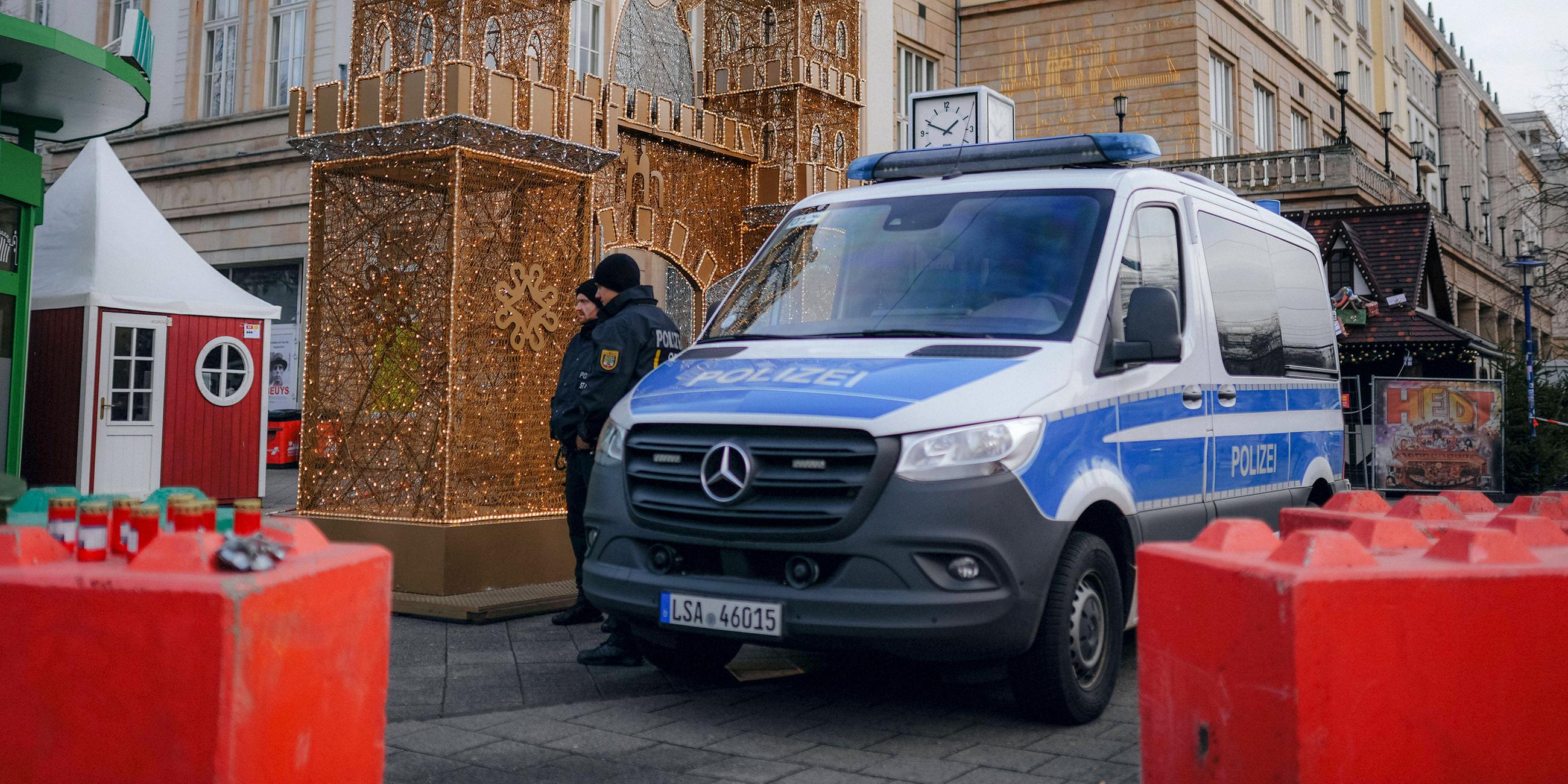 Polizeiauto vor dem gesperrten Weihnachtsmarkt in Magdeburg