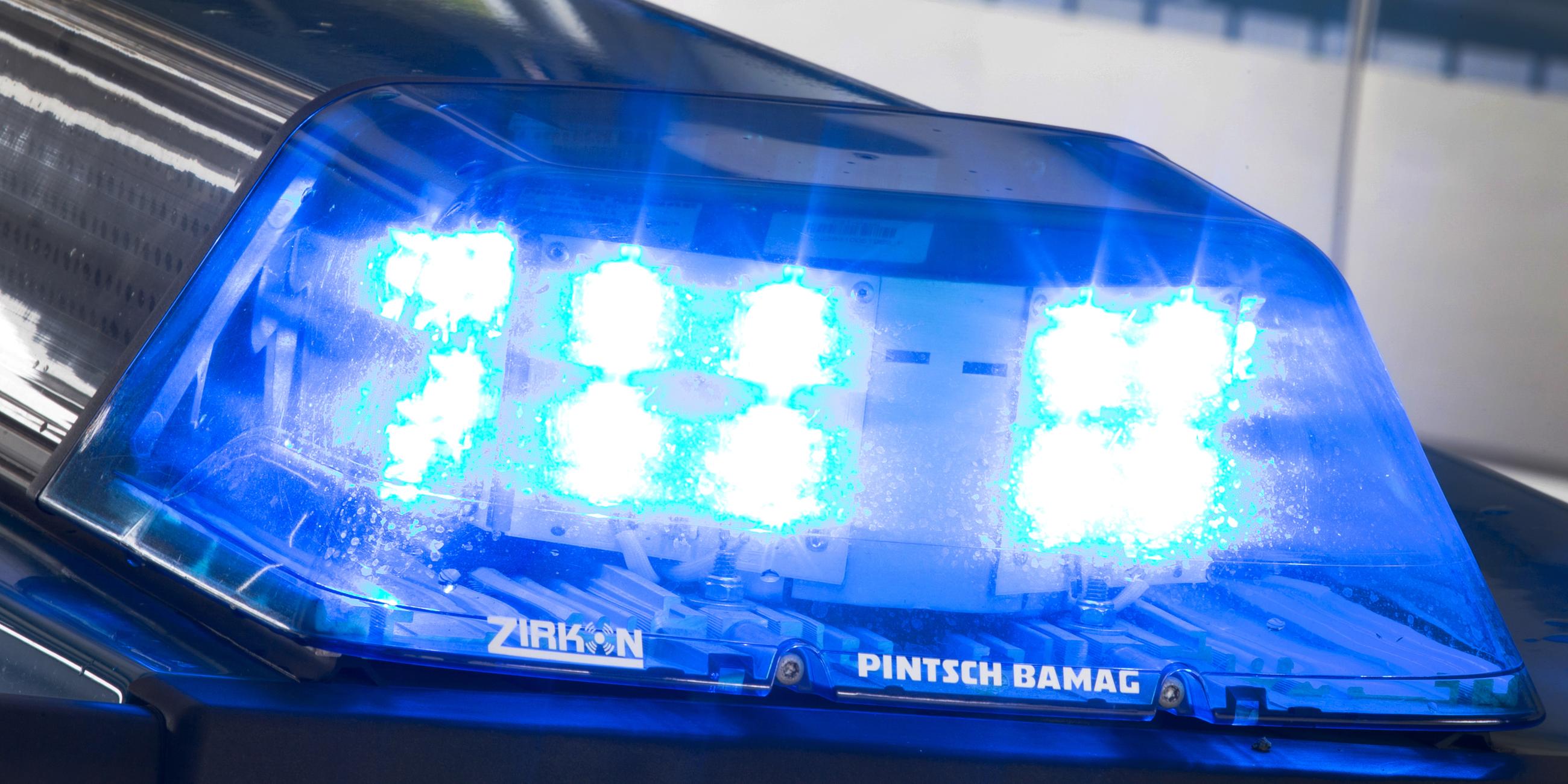 Ein Blaulicht leuchtet auf dem Dach eines Polizeiwagens.