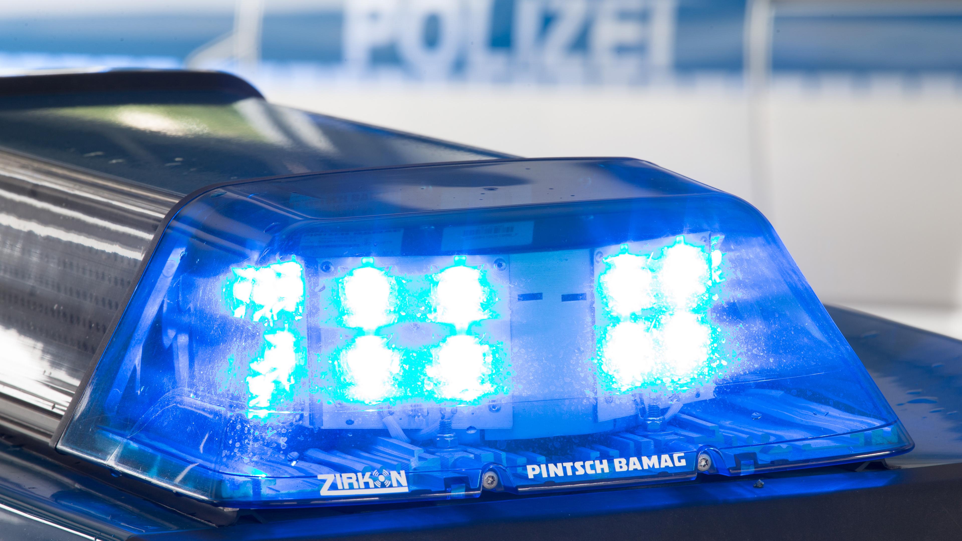 Niedersachsen, Osnabrück: Ein Blaulicht leuchtet auf dem Dach eines Polizeiwagens.